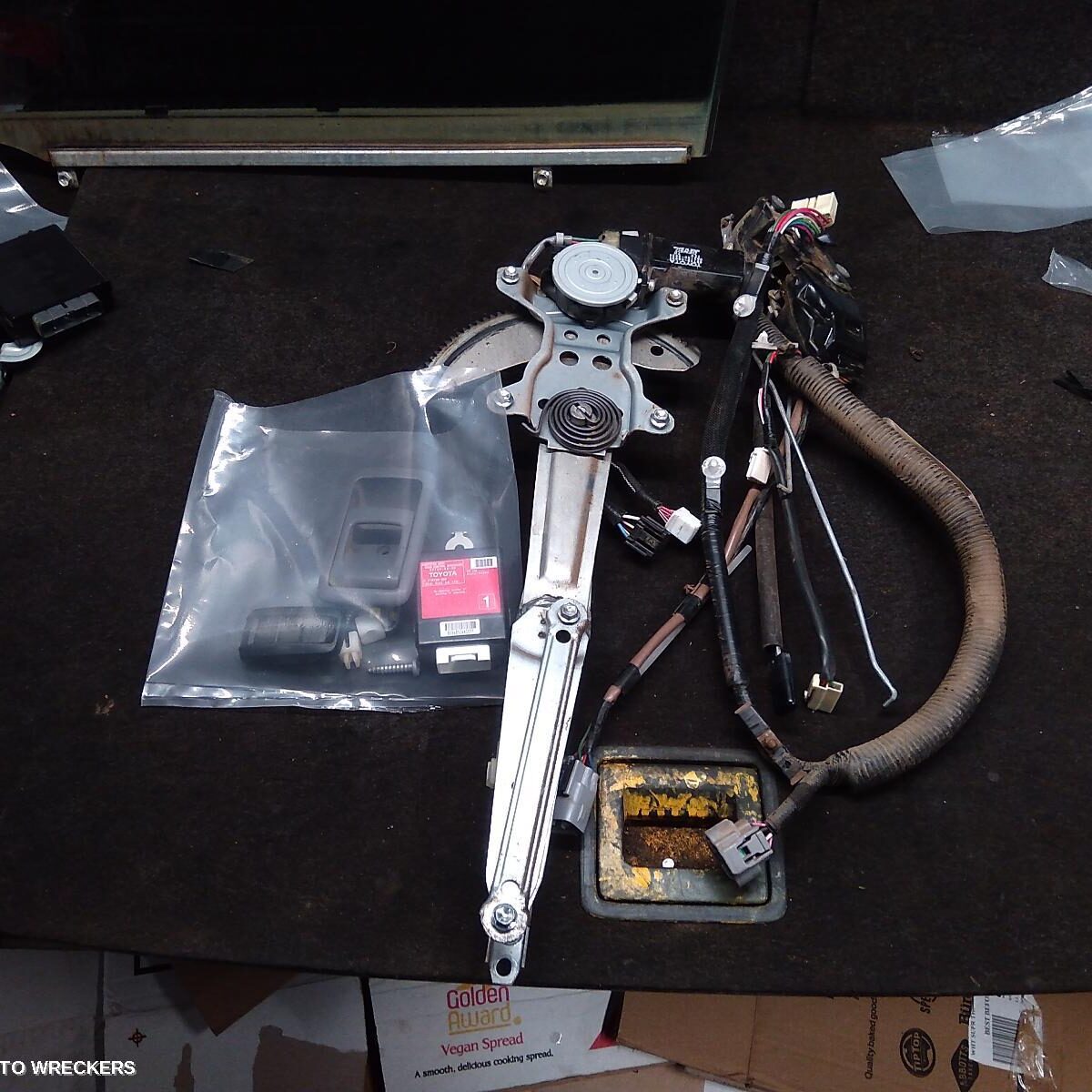 2018 TOYOTA LANDCRUISER Right Front Window Reg/Motor