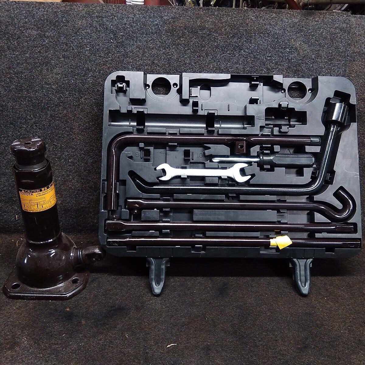 2012 TOYOTA PRADO Jack/Tool Kit