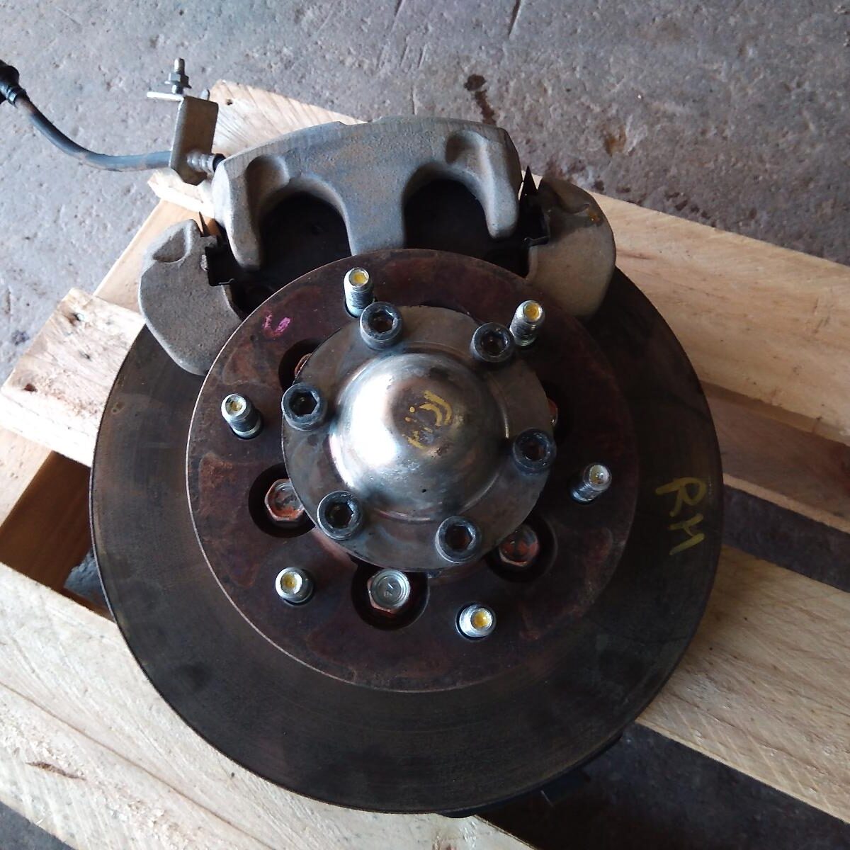 2011 HOLDEN COLORADO RIGHT FRONT HUB ASSEMBLY