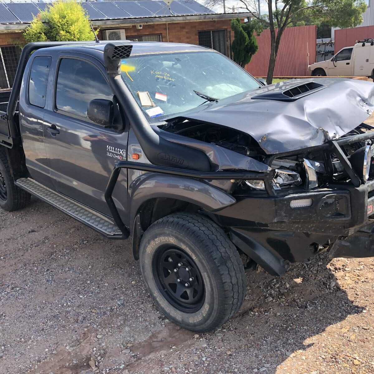 2014 TOYOTA HILUX RIGHT FRONT WINDOW REG/MOTOR