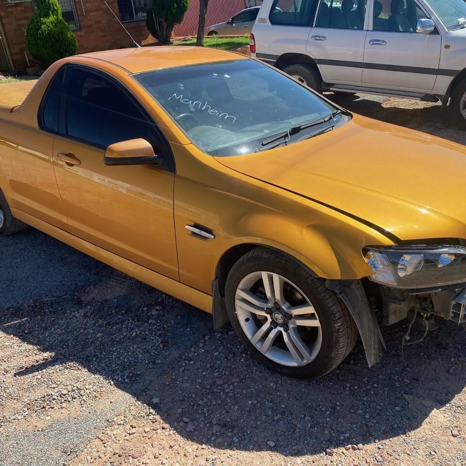 2010 HOLDEN COMMODORE RIGHT FRONT DOOR