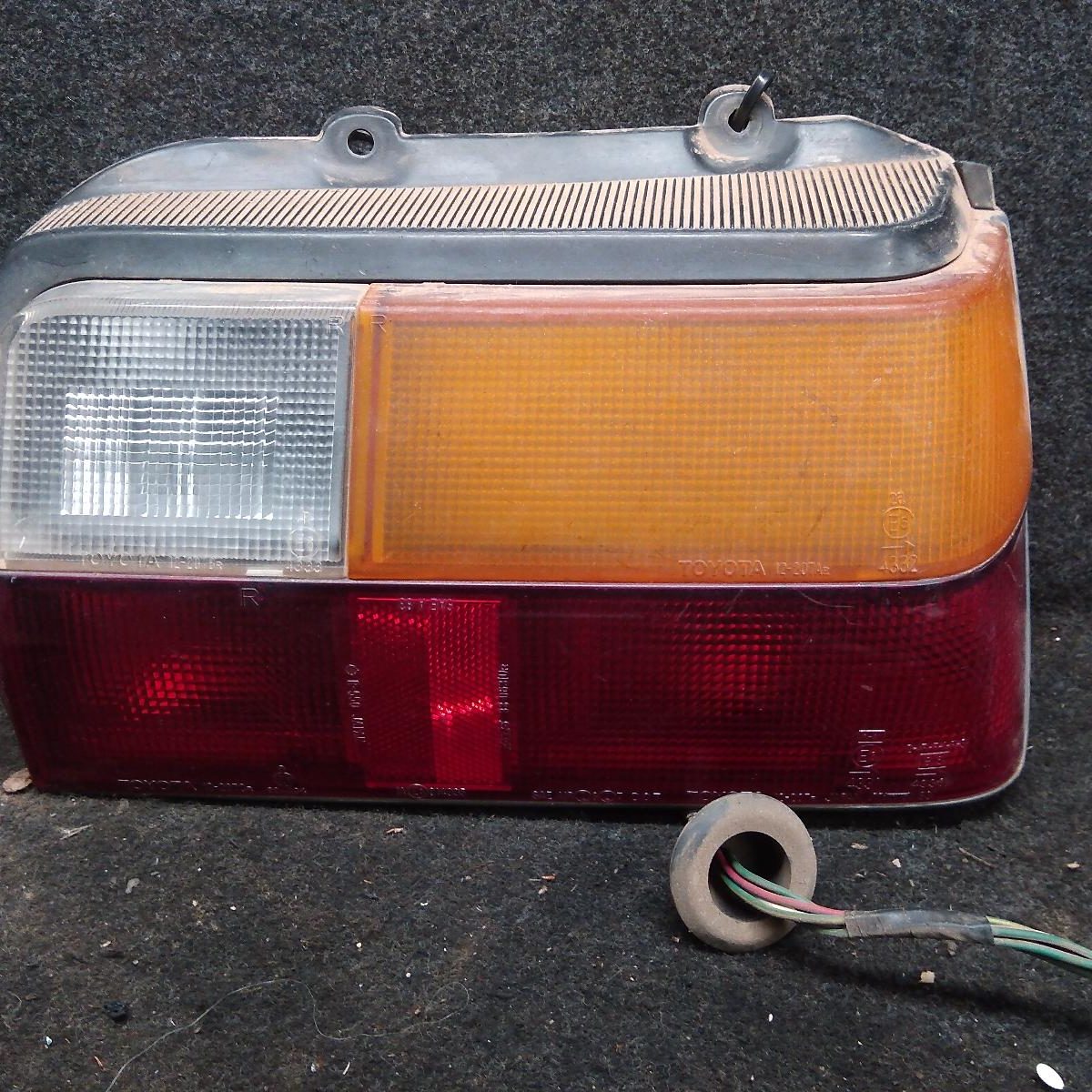 1985 TOYOTA COROLLA RIGHT TAILLIGHT