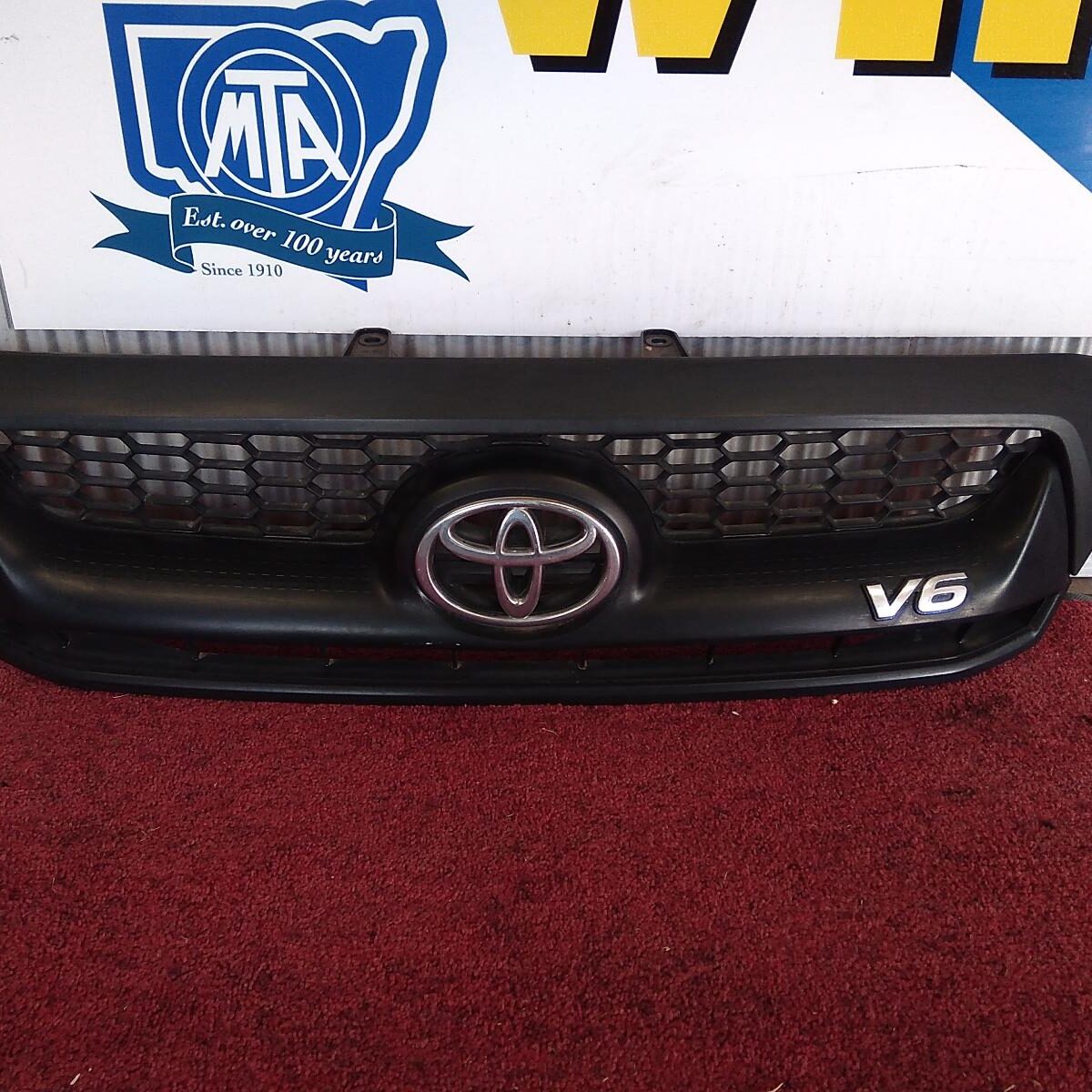 2011 TOYOTA HILUX GRILLE