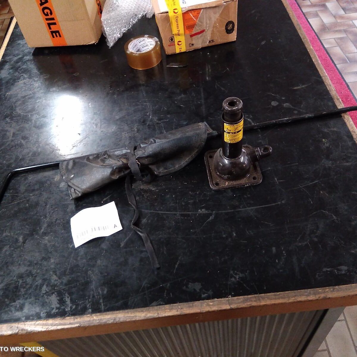 1999 TOYOTA HILUX Jack/Tool Kit