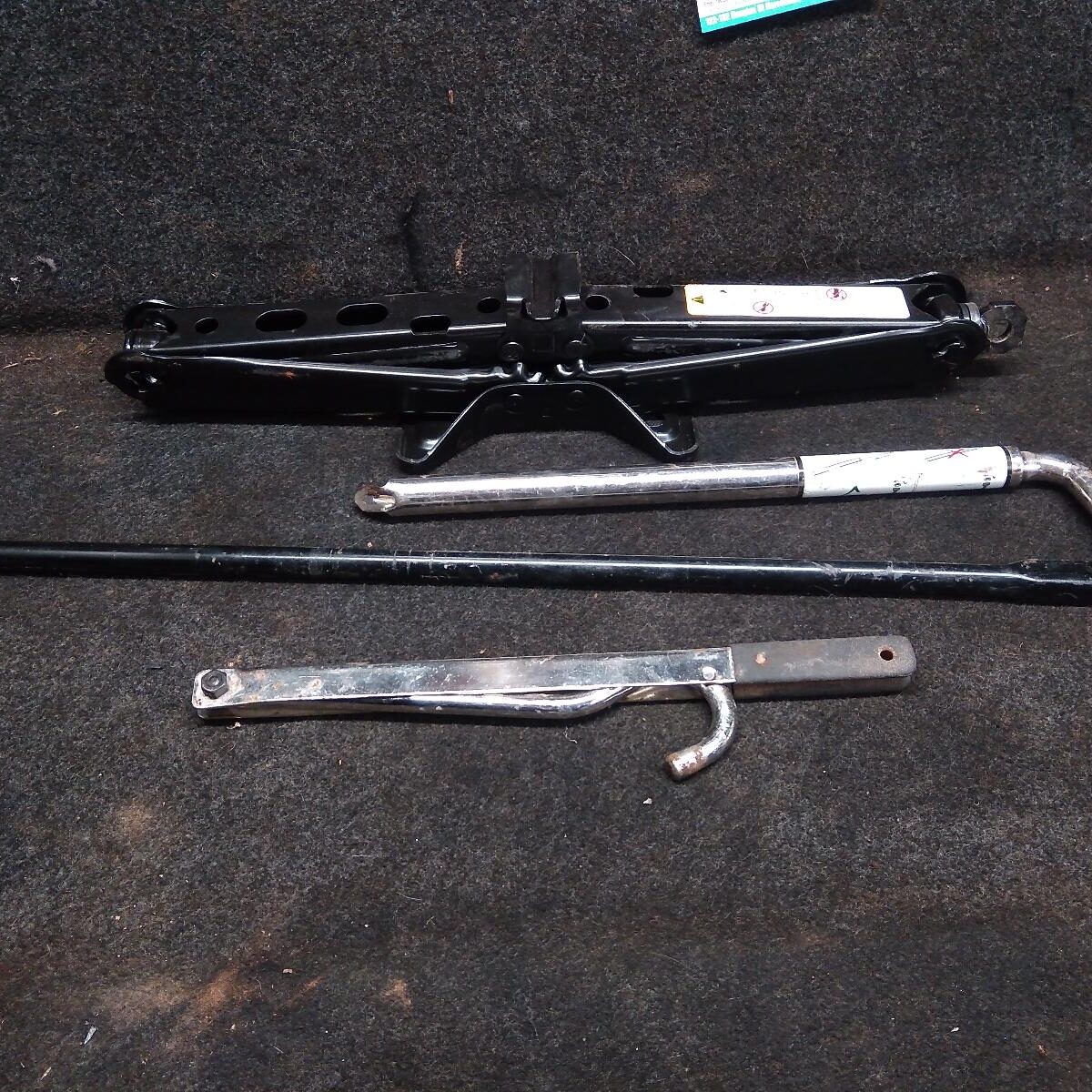 2008 HOLDEN COMMODORE JACK/TOOL KIT