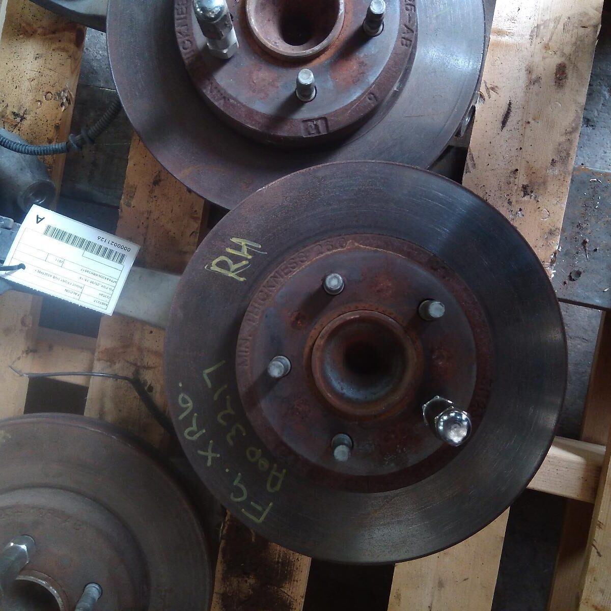 2011 FORD FALCON RIGHT FRONT HUB ASSEMBLY