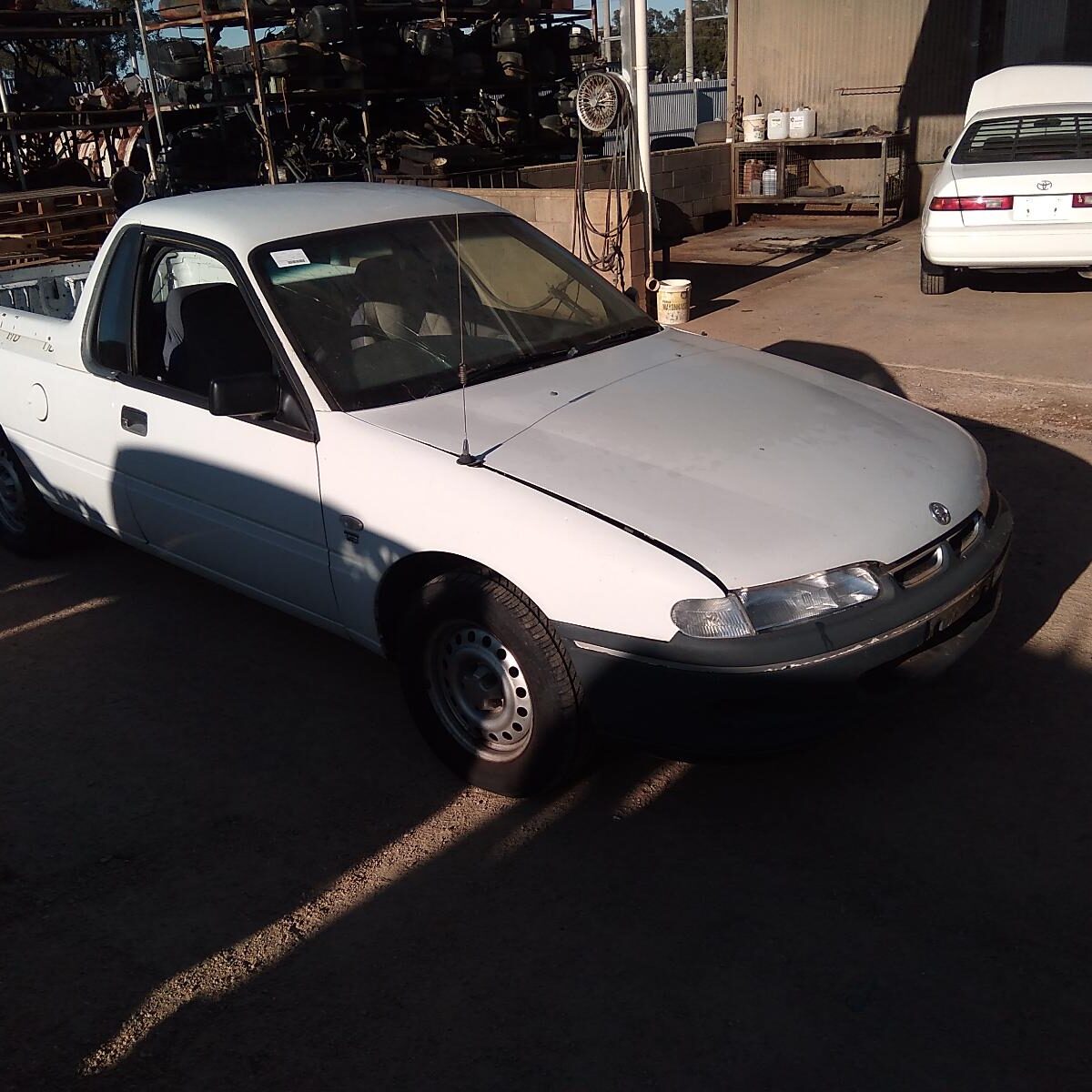 2000 HOLDEN COMMODORE LEFT GUARD