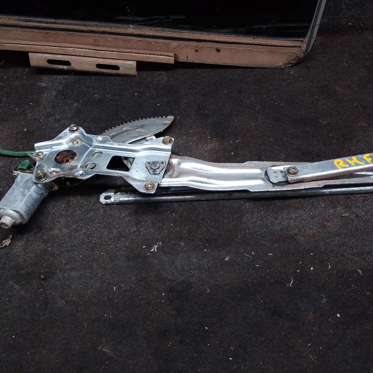 2000 MITSUBISHI TRITON RIGHT FRONT WINDOW REG/MOTOR
