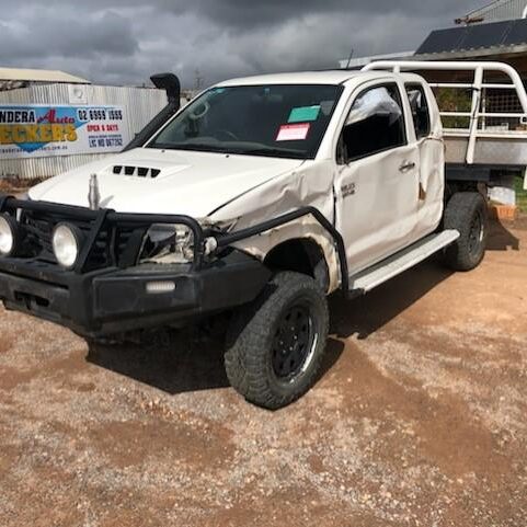 2015 TOYOTA HILUX RIGHT REAR SIDE GLASS