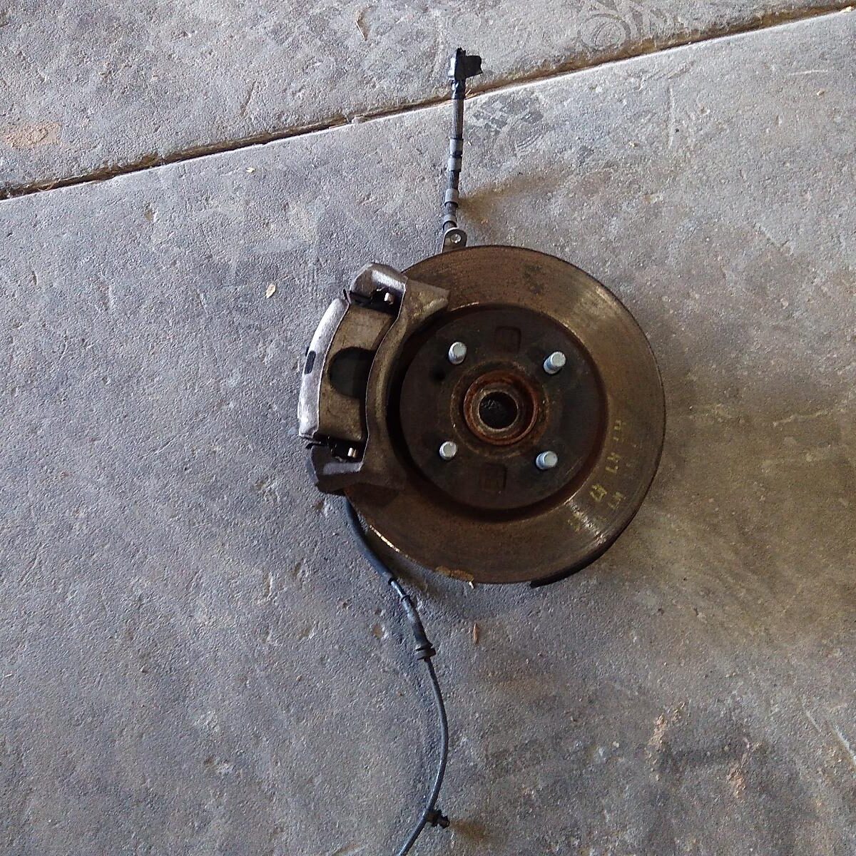 2011 MAZDA 2 LEFT FRONT HUB ASSEMBLY