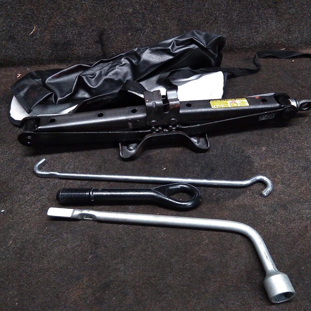 2013 TOYOTA RAV4 JACK/TOOL KIT