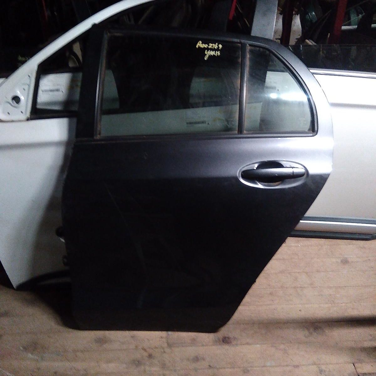 2010 TOYOTA YARIS LEFT REAR DOOR/SLIDING