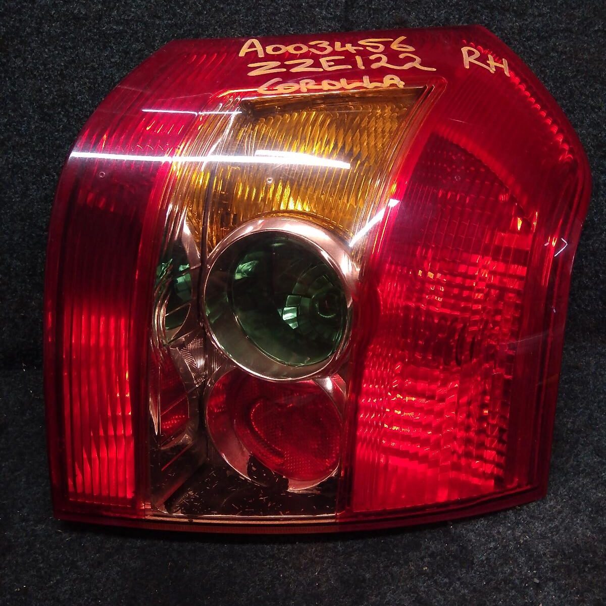 2004 TOYOTA COROLLA RIGHT TAILLIGHT
