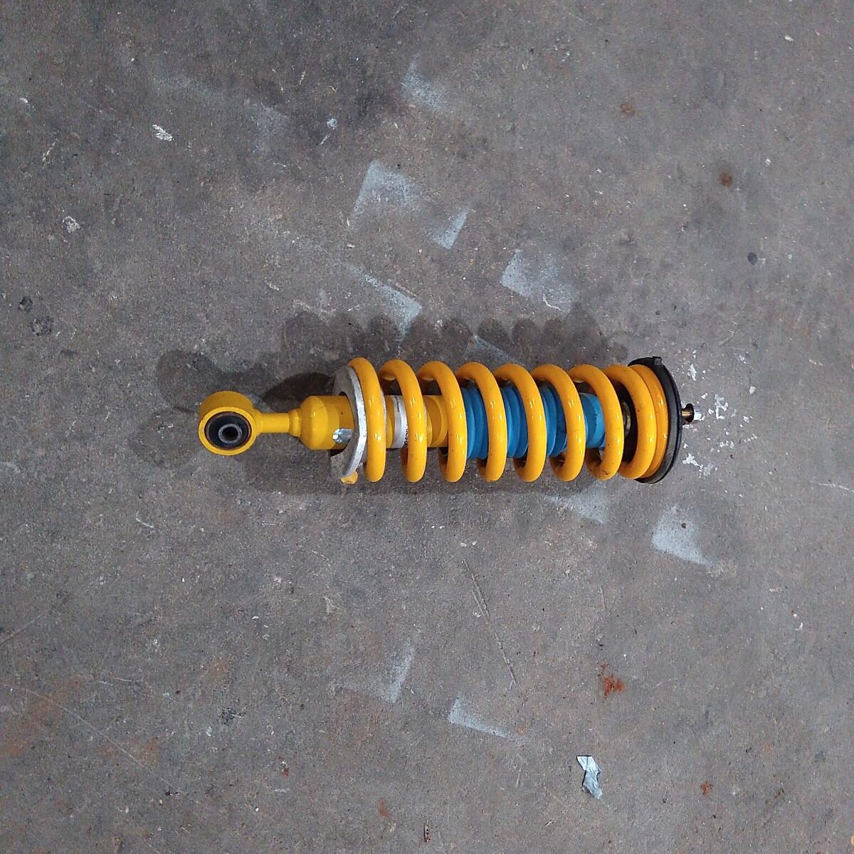 2007 NISSAN NAVARA RIGHT FRONT STRUT