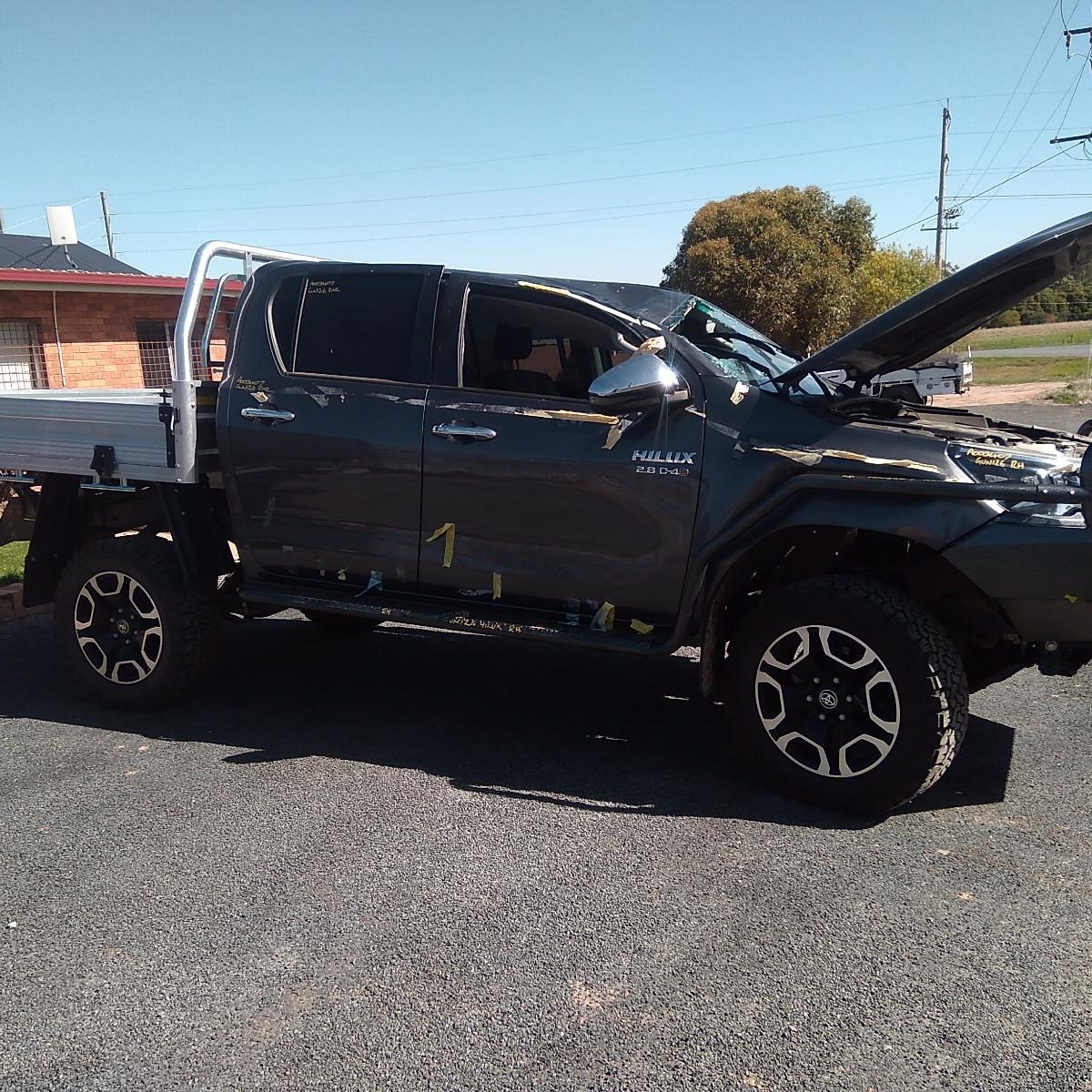 2021 TOYOTA HILUX LEFT FRONT DOOR WINDOW