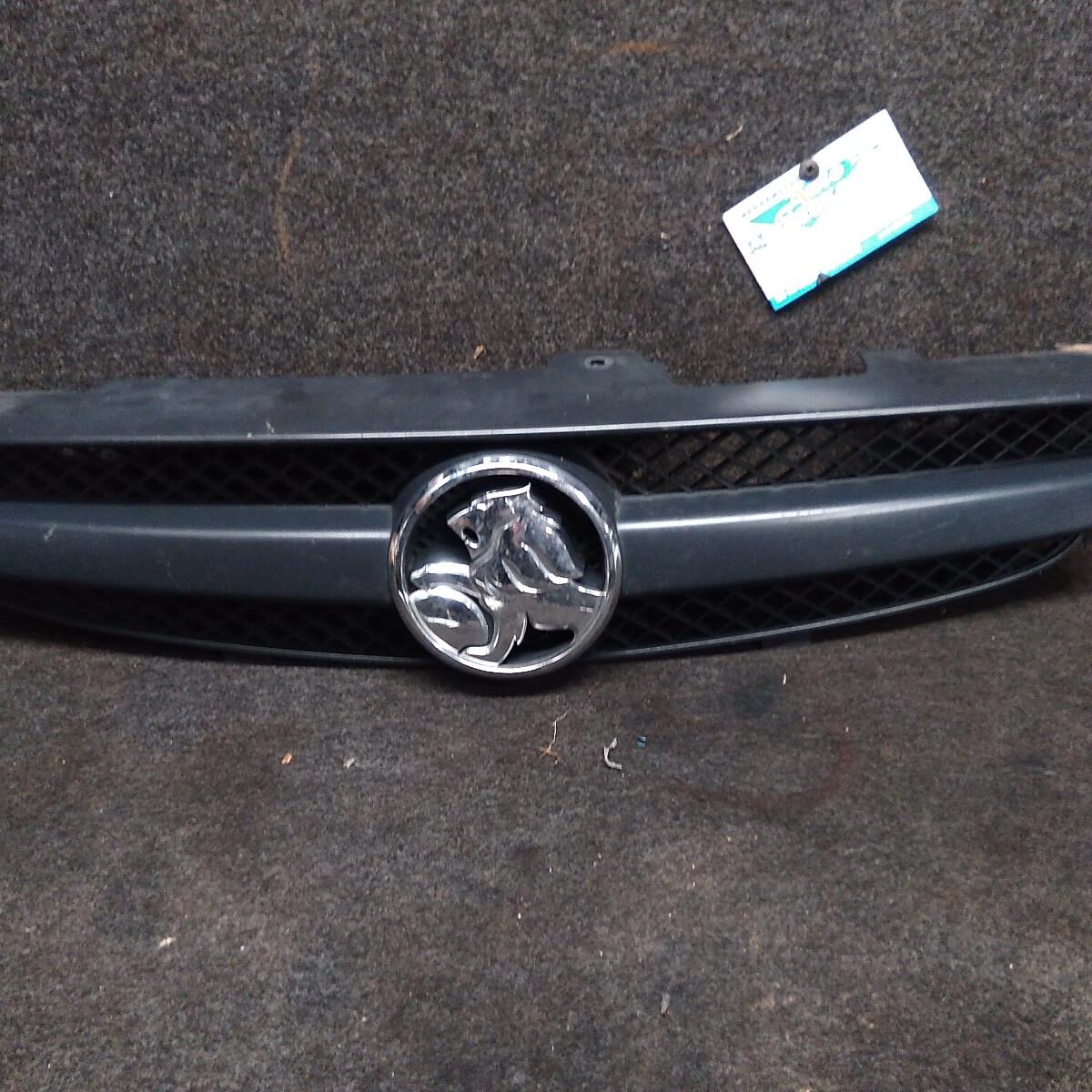2005 HOLDEN COMMODORE GRILLE