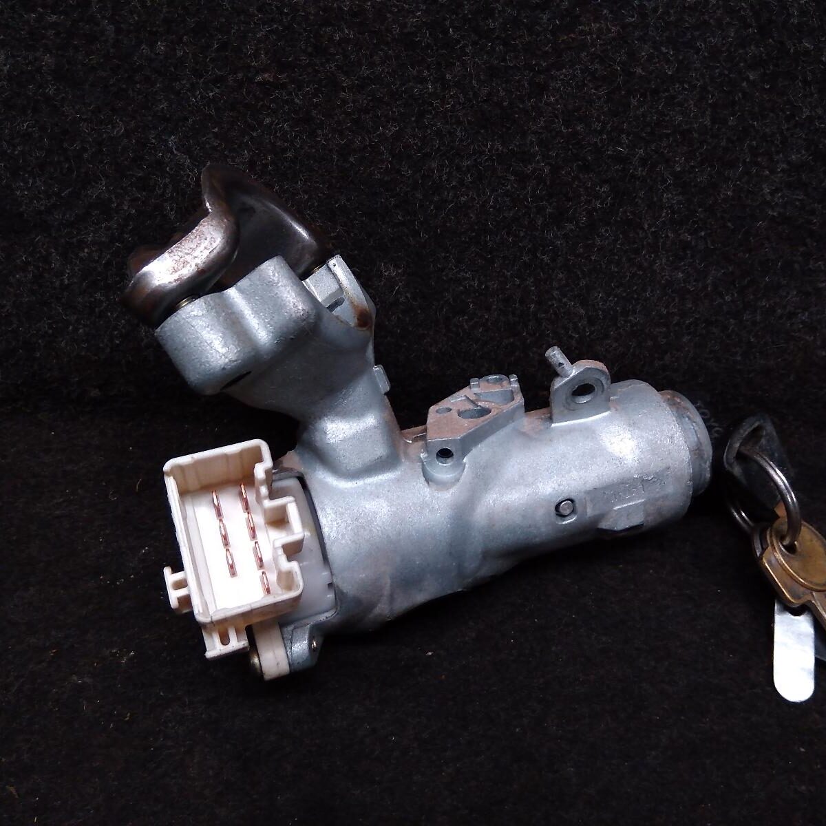 2004 TOYOTA HILUX IGNITION W/ KEY