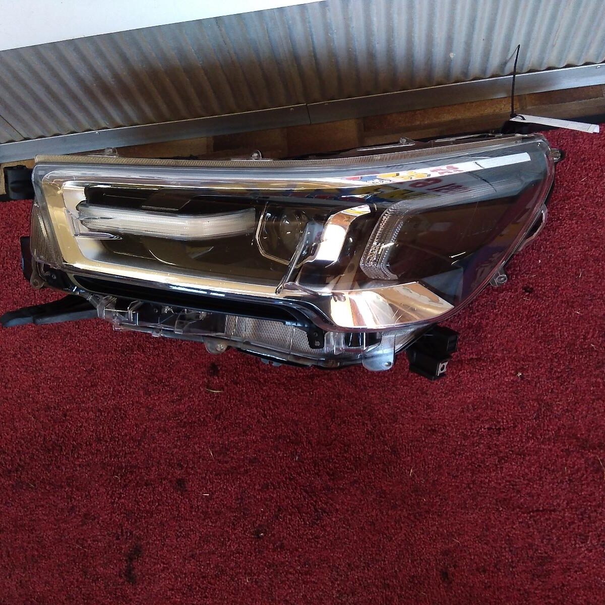 2021 TOYOTA HILUX LEFT HEADLAMP