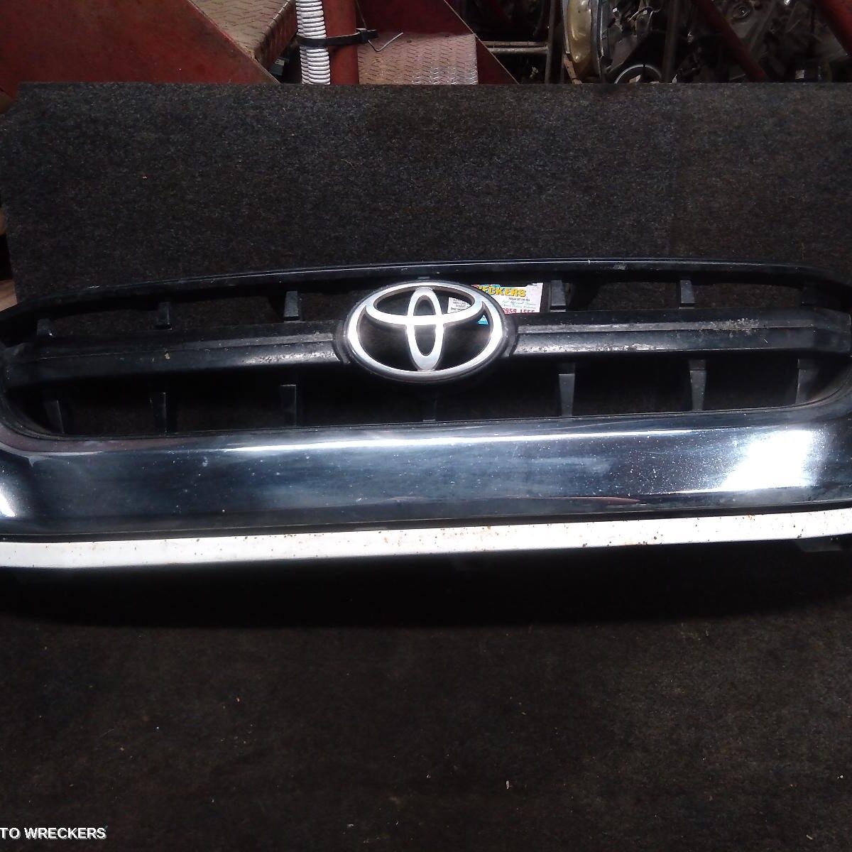 2004 TOYOTA HILUX Grille