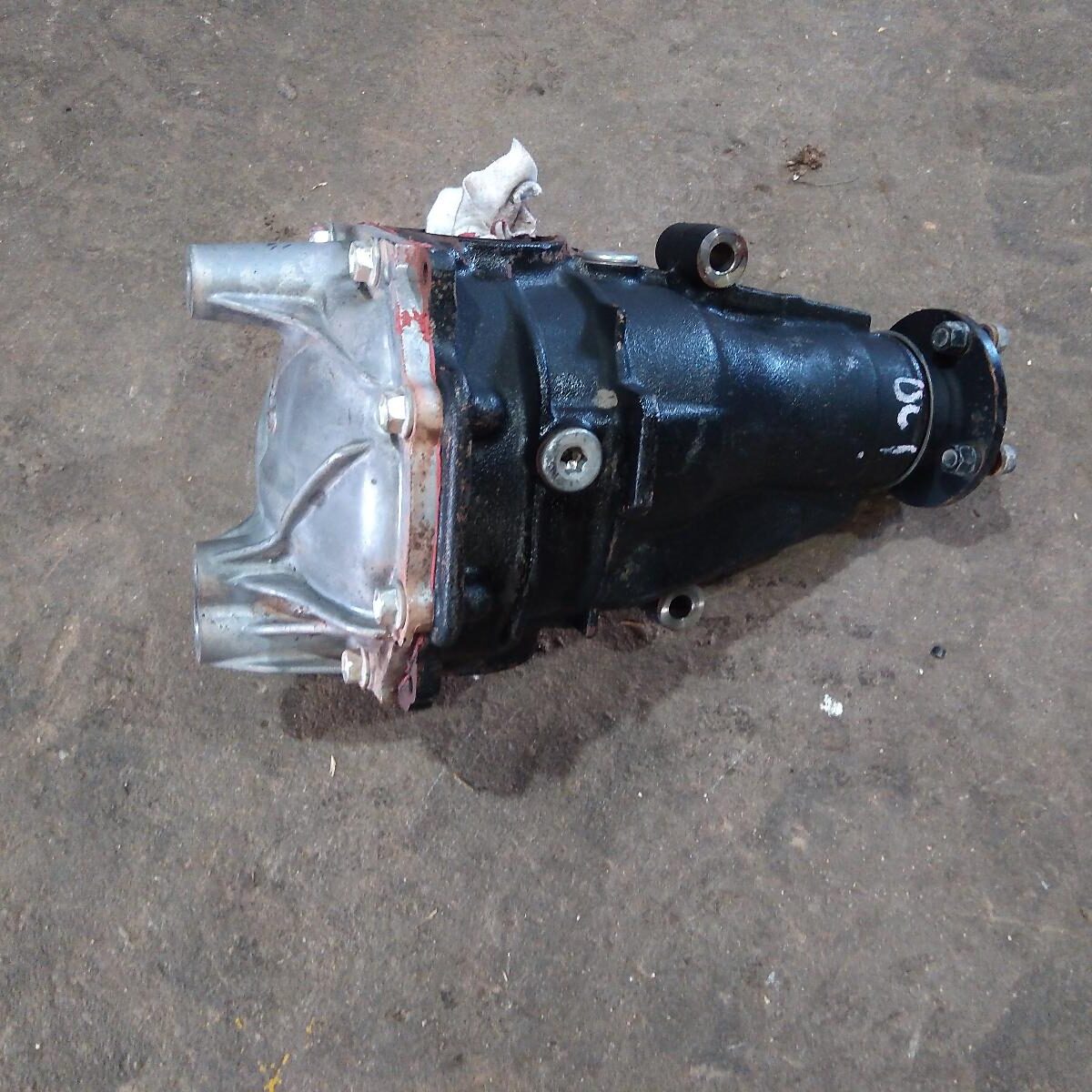 2013 TOYOTA KLUGER Differential Centre