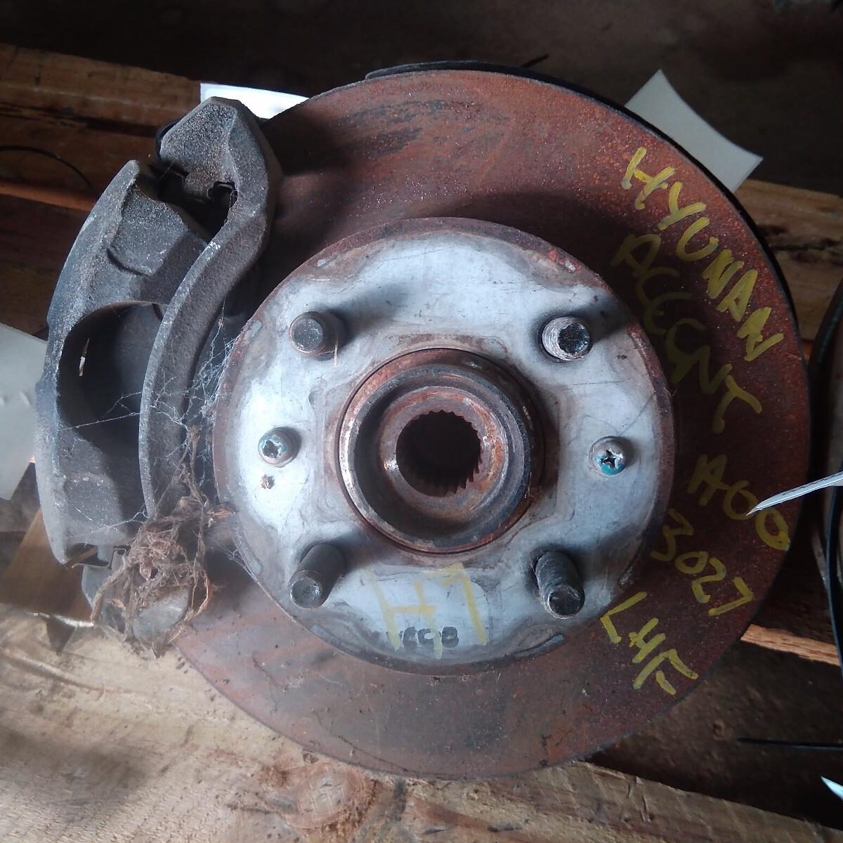 2004 HYUNDAI ACCENT LEFT FRONT HUB ASSEMBLY