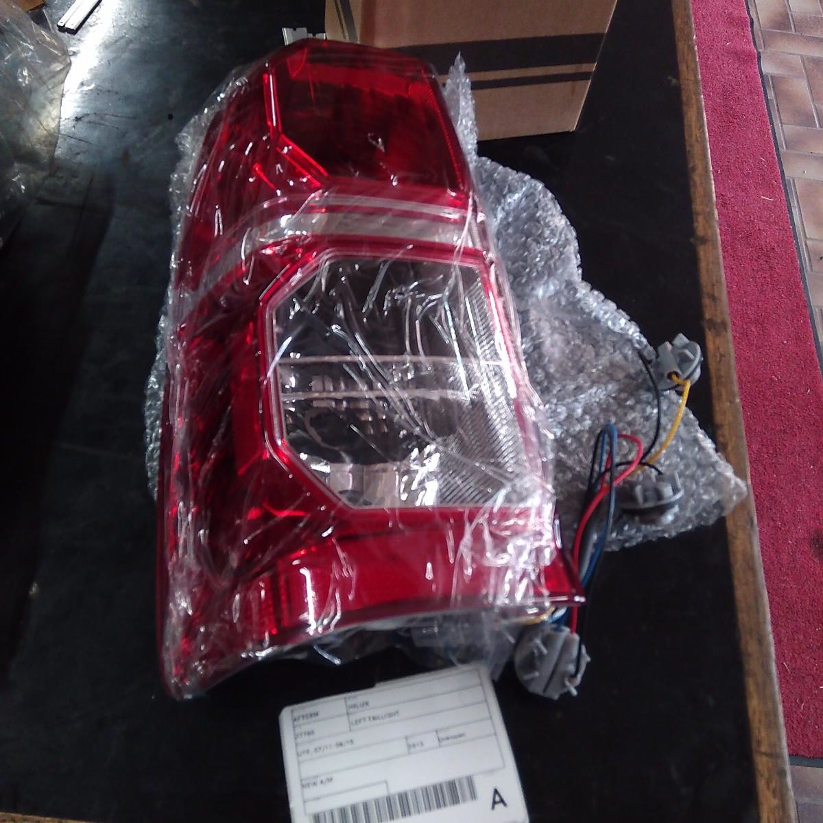 2013 TOYOTA HILUX LEFT TAILLIGHT