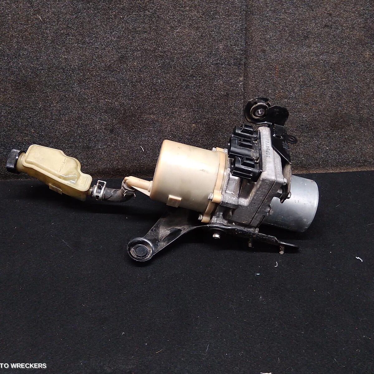 2008 MAZDA 3 Steering Pump