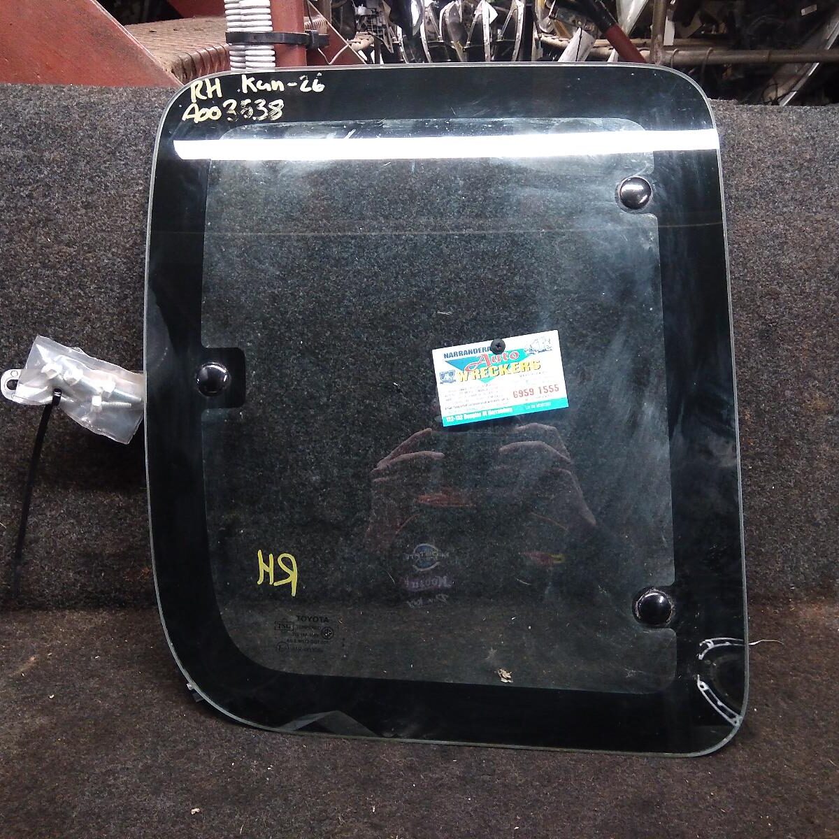 2012 TOYOTA HILUX RIGHT REAR SIDE GLASS