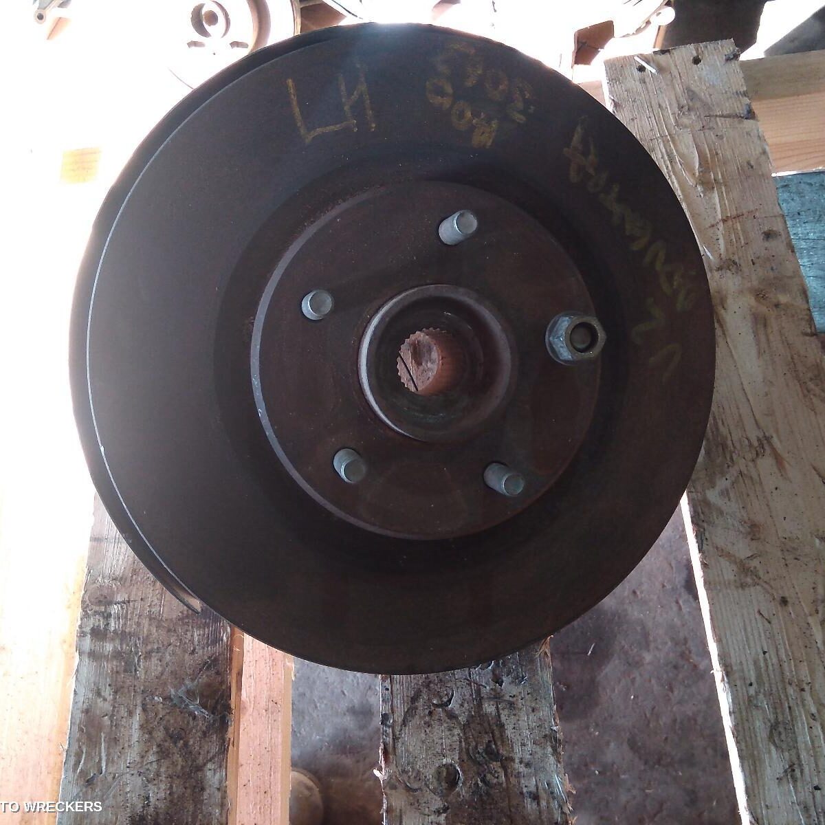 2006 HOLDEN COMMODORE Left Front Hub Assembly