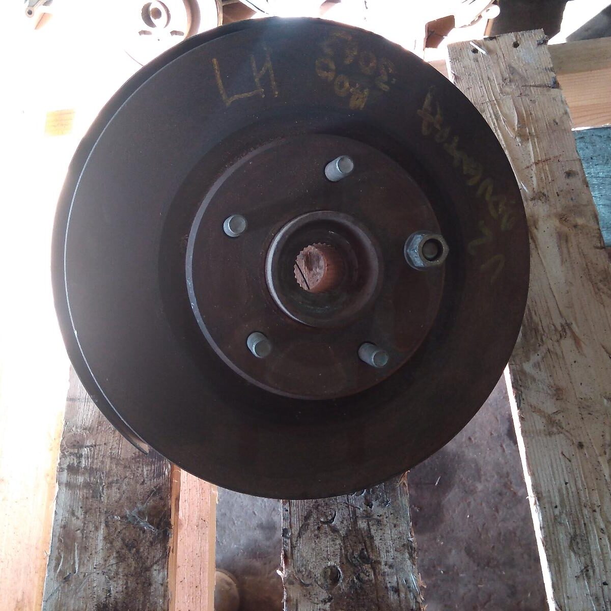 2006 HOLDEN COMMODORE LEFT FRONT HUB ASSEMBLY