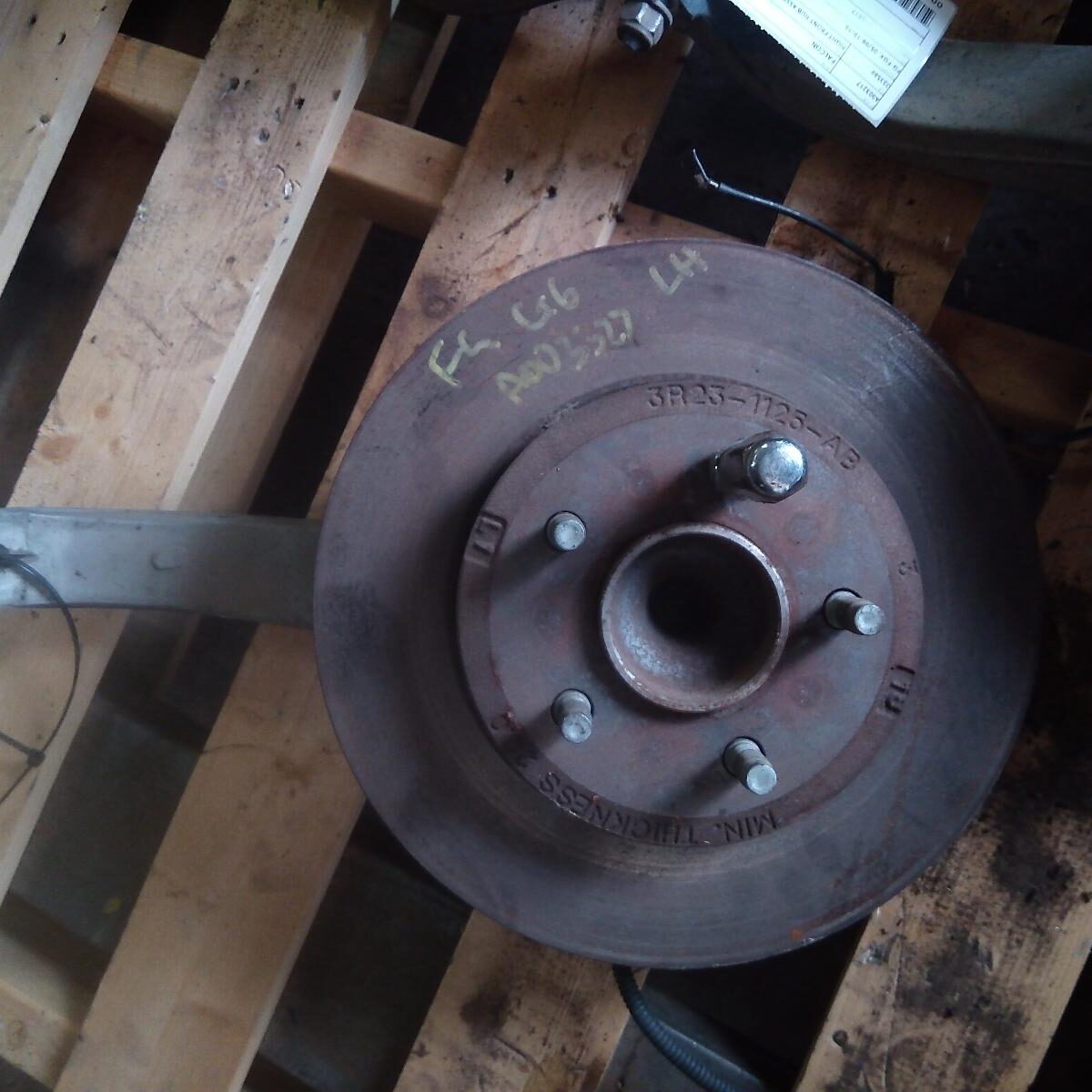 2012 FORD FALCON LEFT FRONT HUB ASSEMBLY