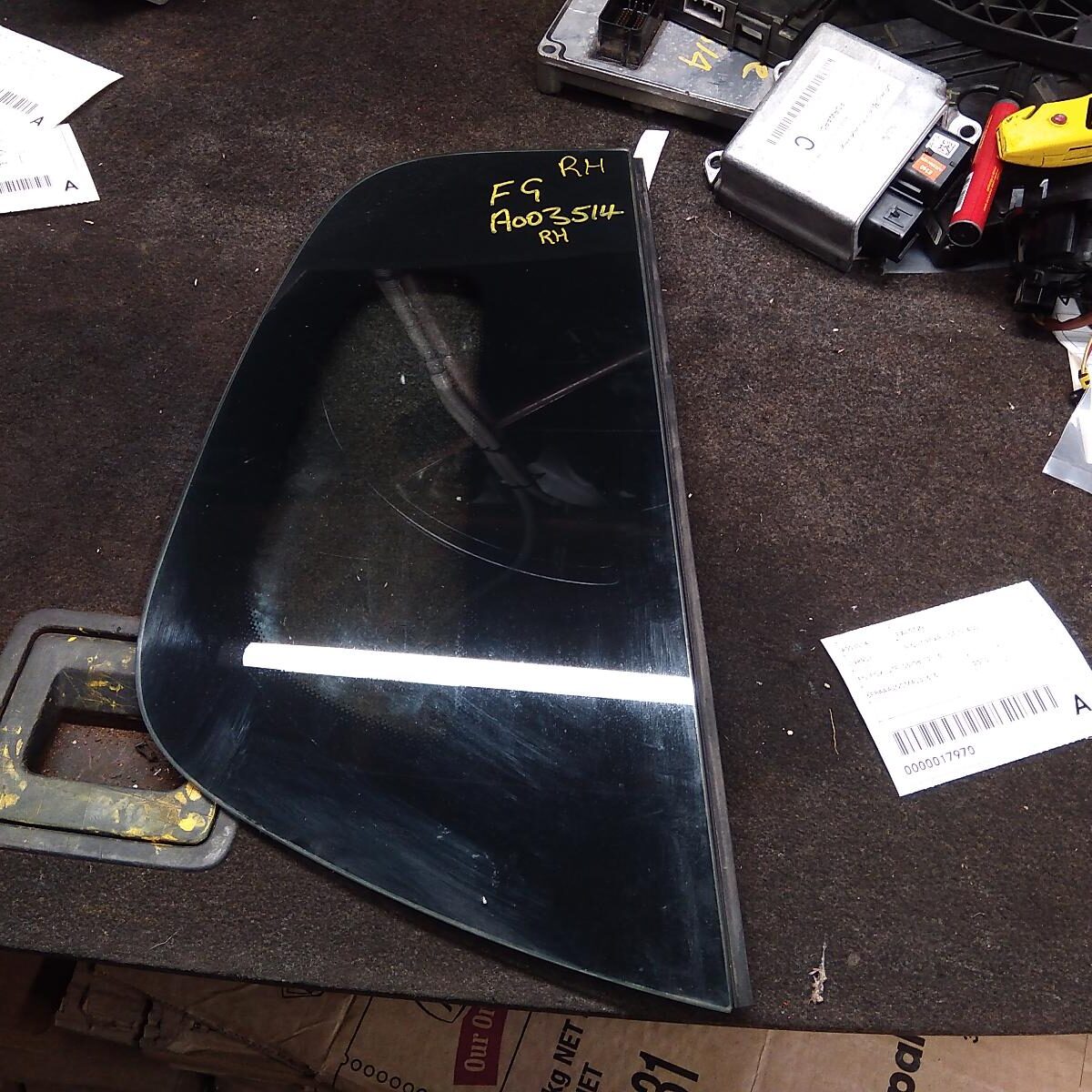 2010 FORD FALCON RIGHT REAR SIDE GLASS