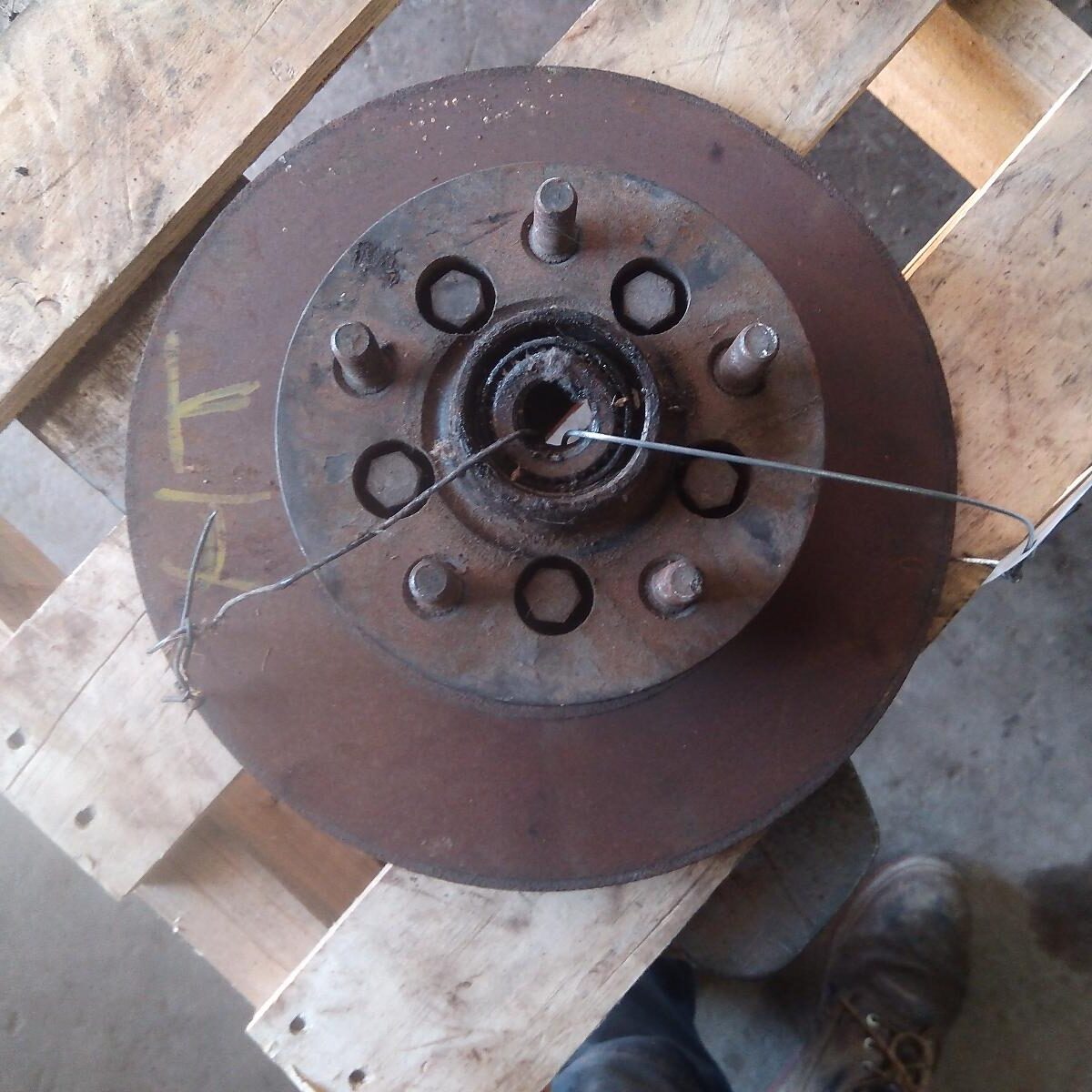 1976 HOLDEN KINGSWOOD RIGHT FRONT HUB ASSEMBLY