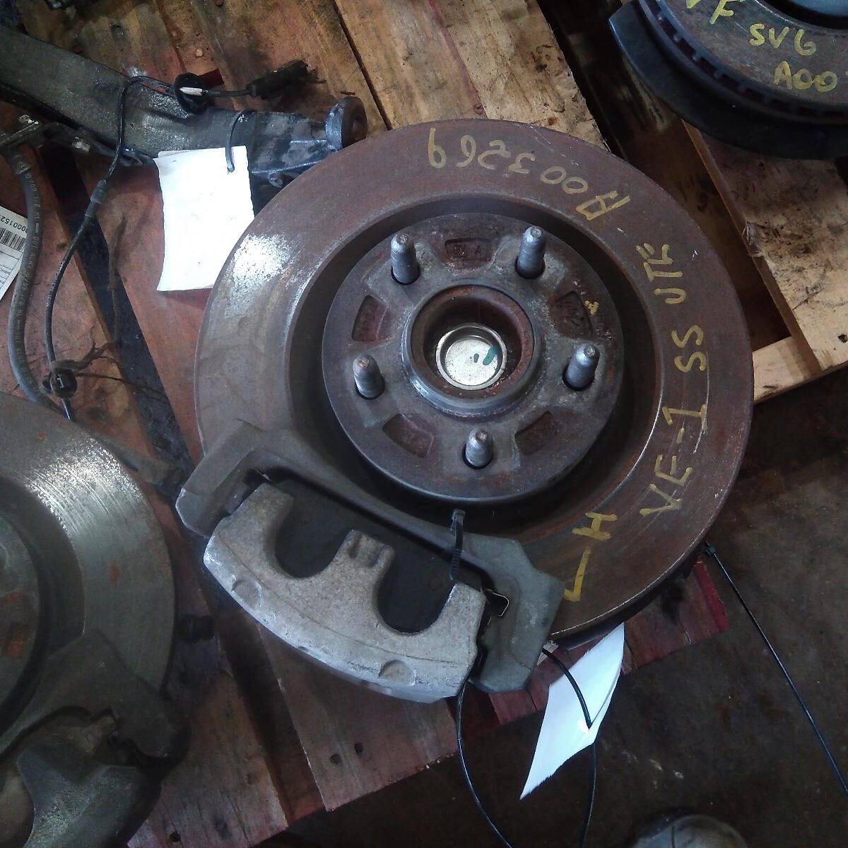 2009 HOLDEN COMMODORE LEFT FRONT HUB ASSEMBLY