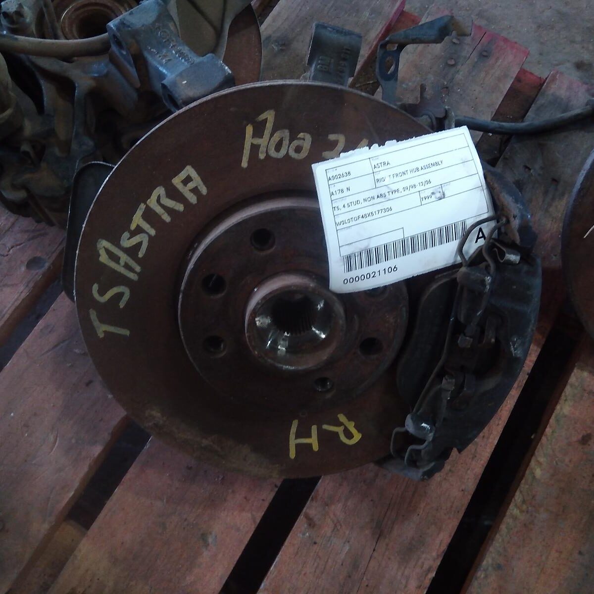 1999 HOLDEN ASTRA RIGHT FRONT HUB ASSEMBLY