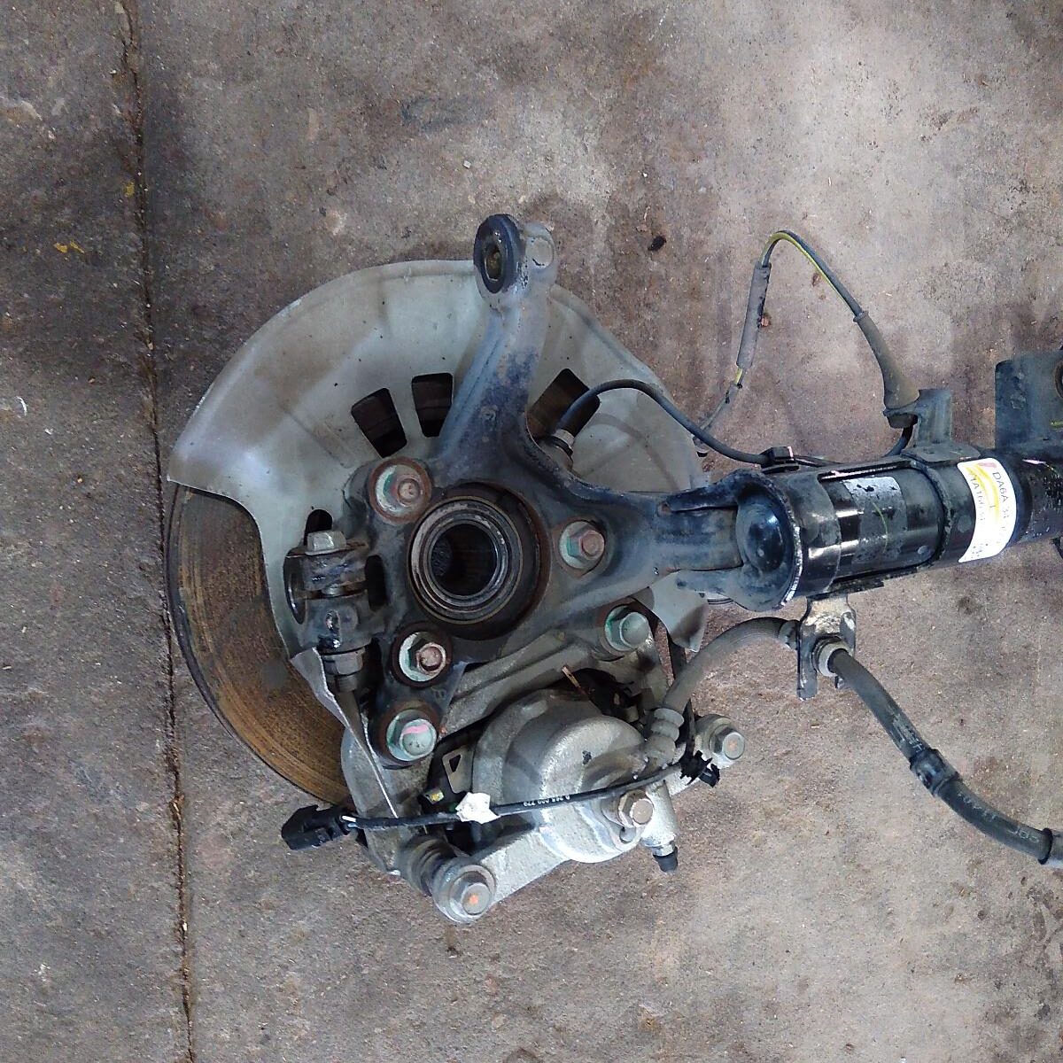 2016 MAZDA 2 LEFT FRONT HUB ASSEMBLY