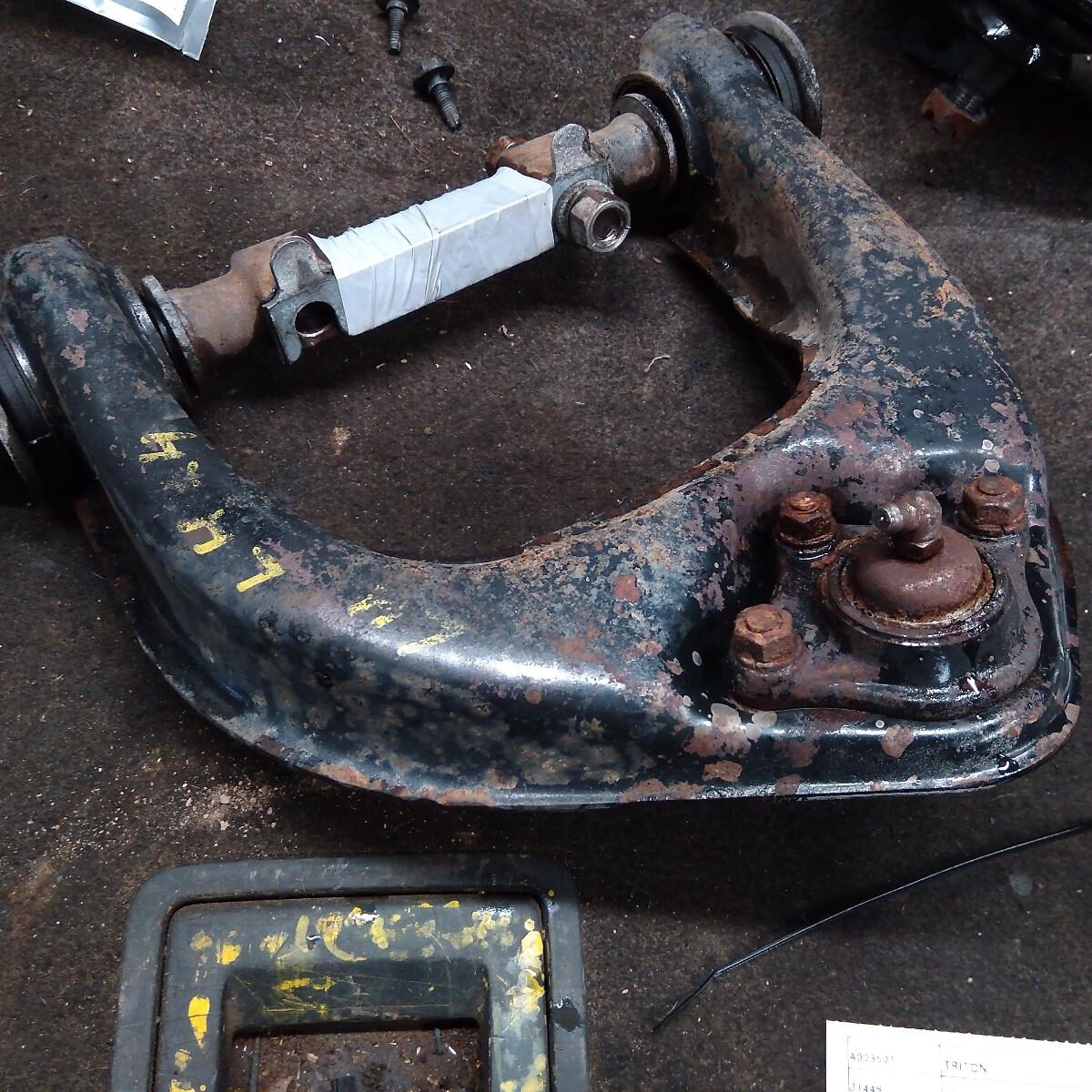 2002 MITSUBISHI TRITON LEFT FRONT UPPER CONTROL ARM