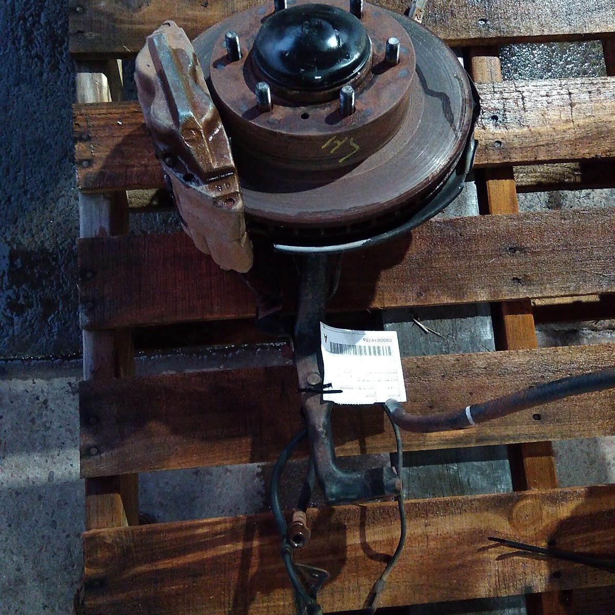 2013 TOYOTA HILUX LEFT FRONT HUB ASSEMBLY