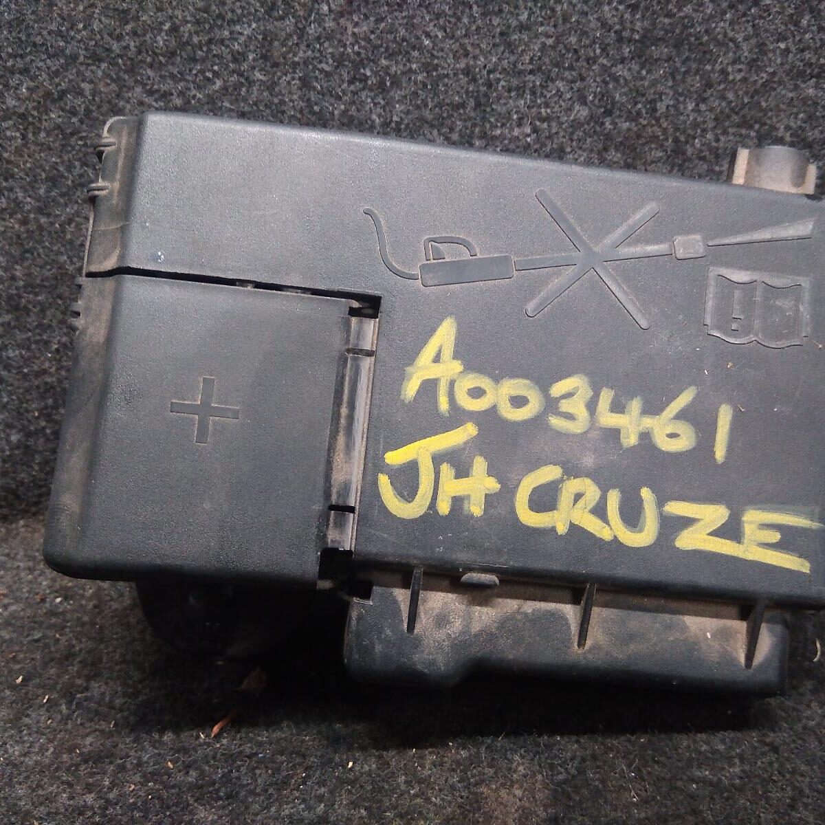 2013 HOLDEN CRUZE FUSE BOX