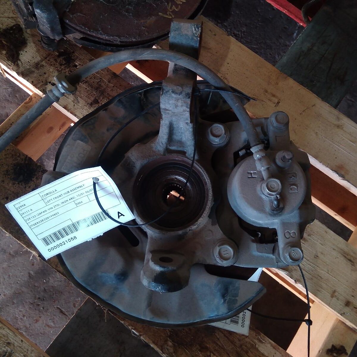 2004 TOYOTA COROLLA LEFT FRONT HUB ASSEMBLY