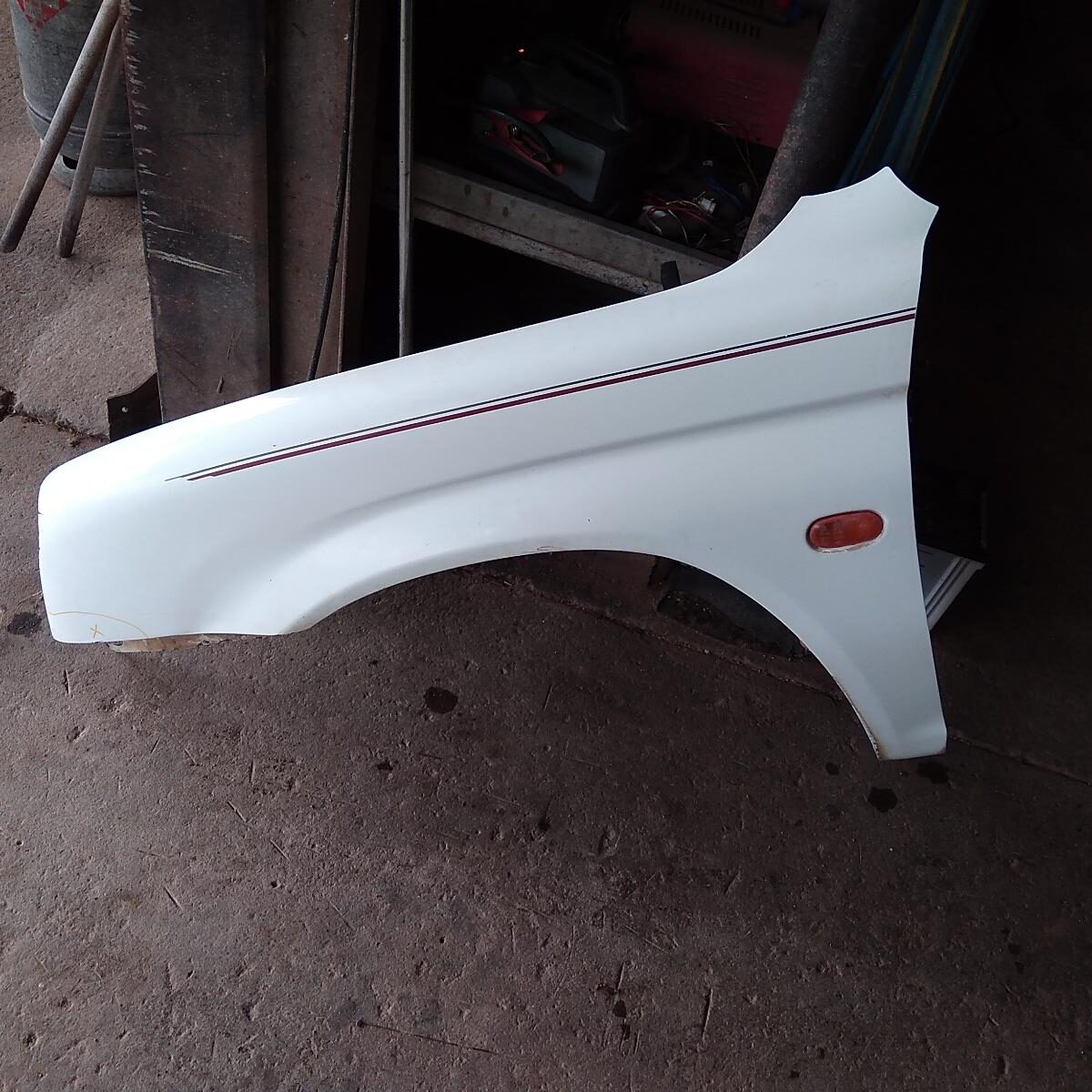 1999 MITSUBISHI TRITON LEFT GUARD