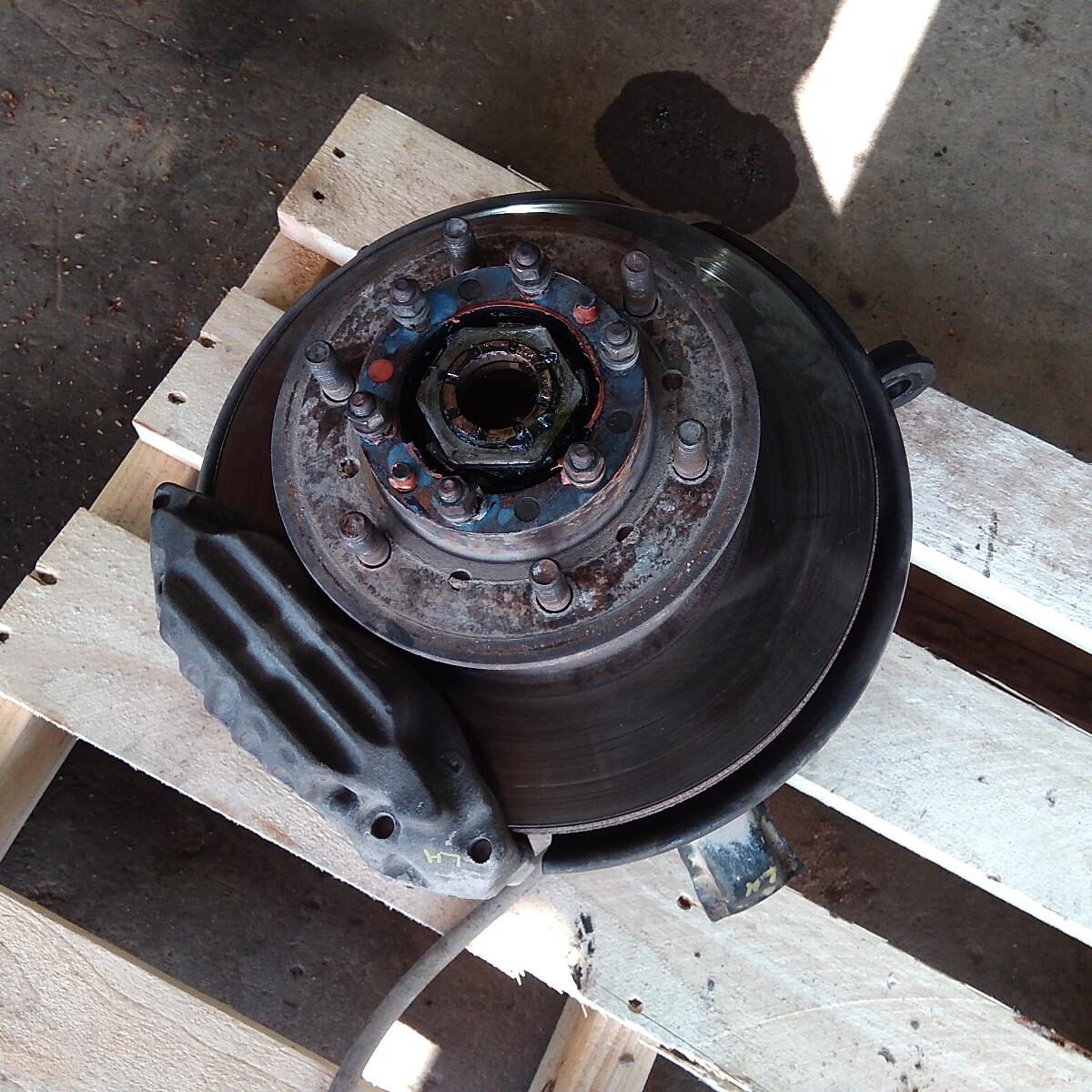 2002 TOYOTA HILUX LEFT FRONT HUB ASSEMBLY