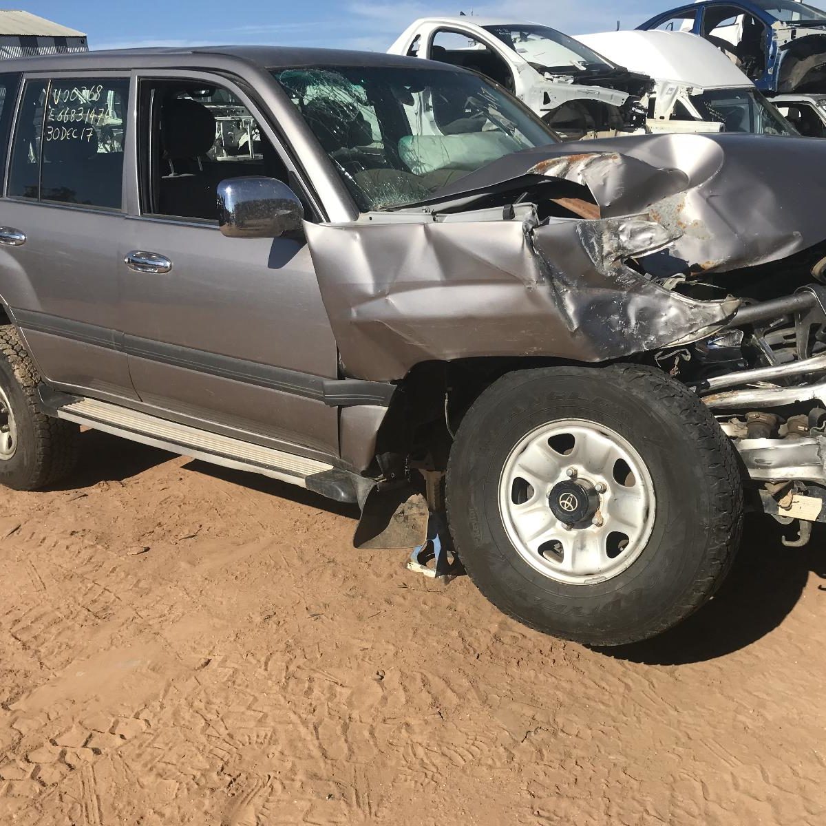 2004 TOYOTA LANDCRUISER RIGHT REAR DOOR SLIDING