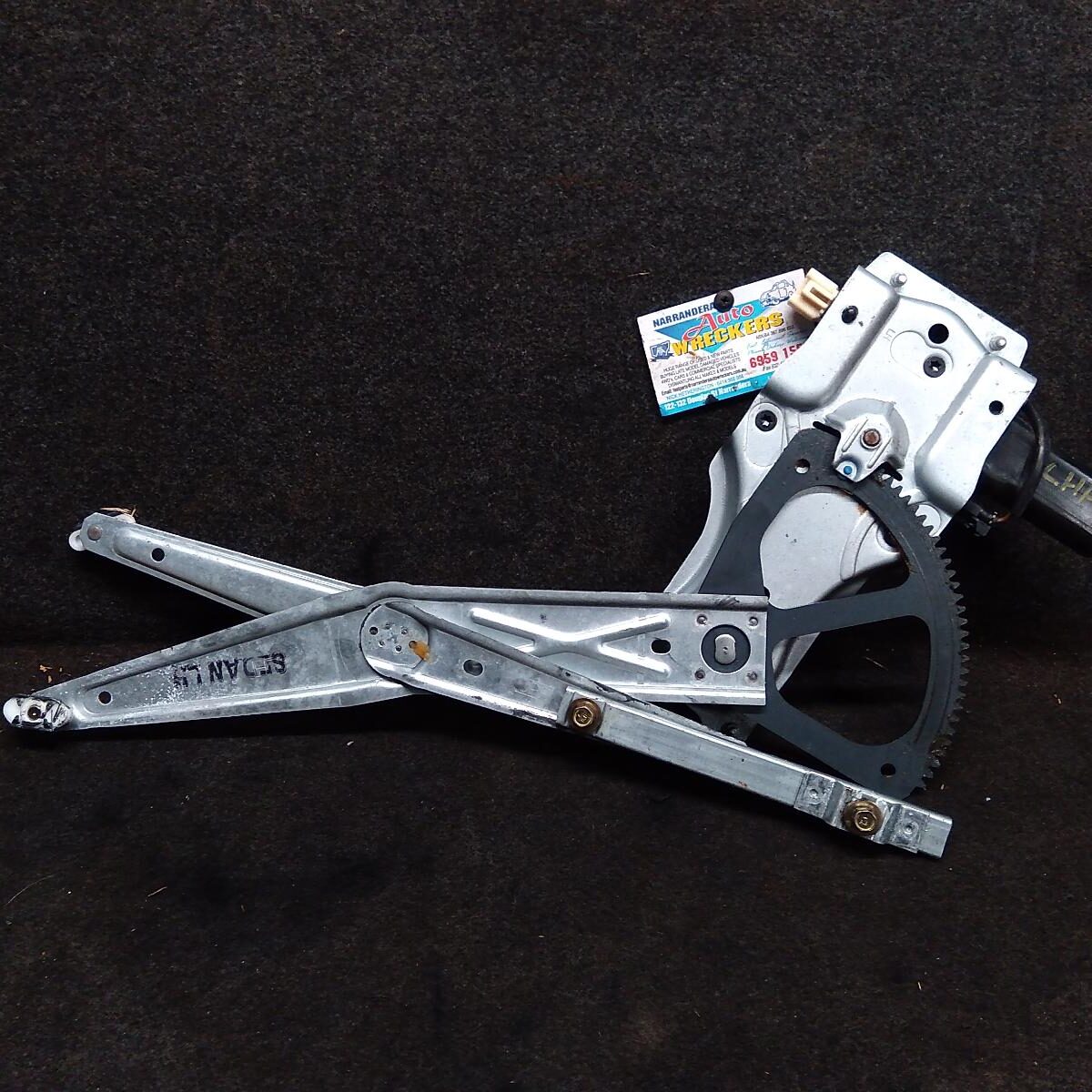 2006 HOLDEN COMMODORE Left Front Window Reg/Motor