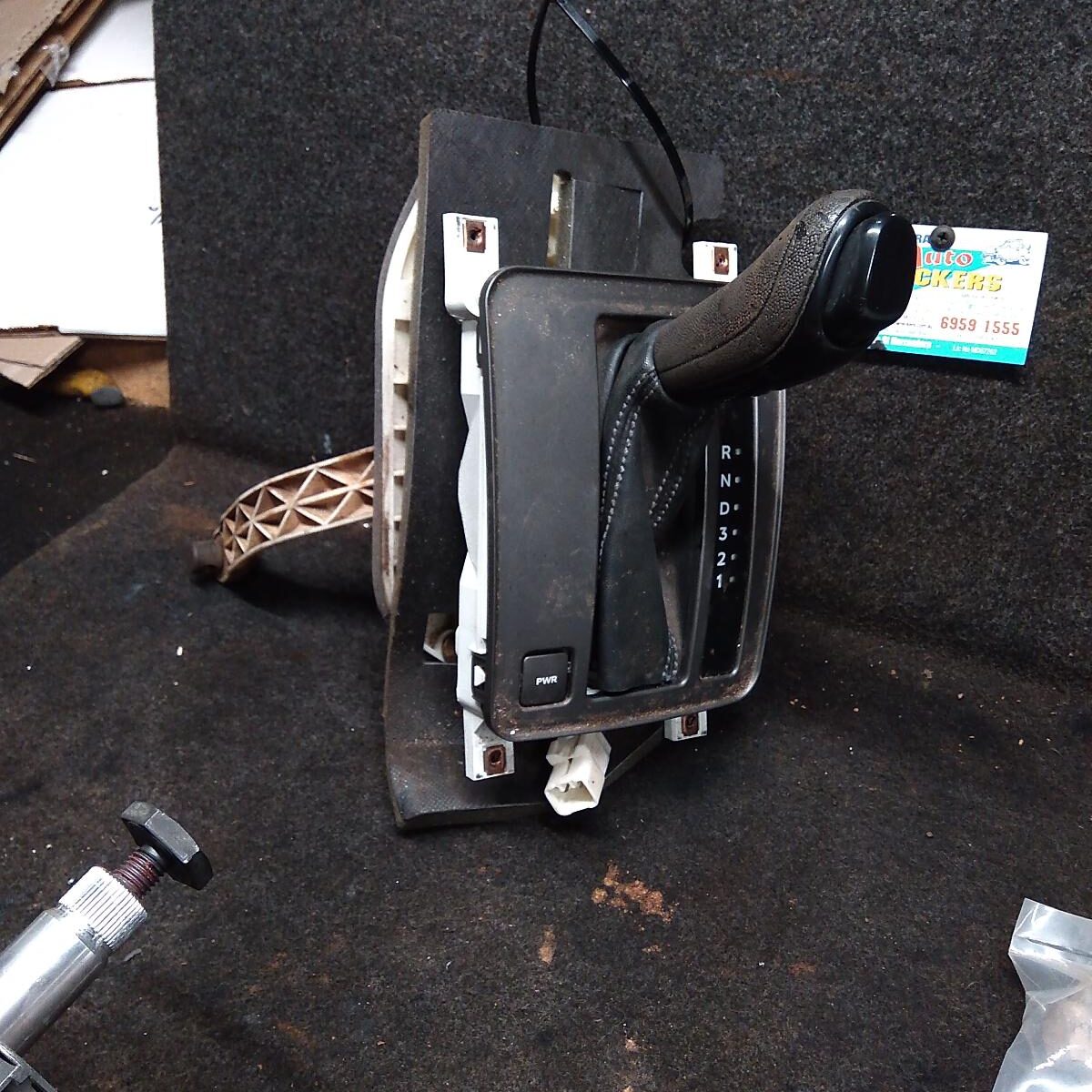 2003 HOLDEN COMMODORE GEAR STICK/SHIFTER