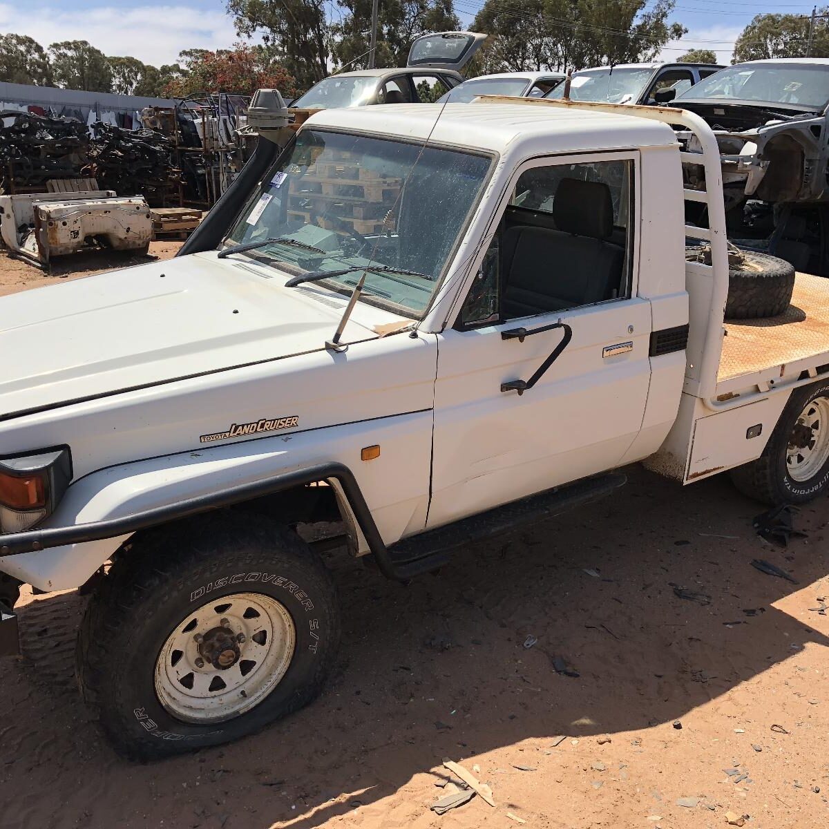 2001 TOYOTA LANDCRUISER TOWBAR
