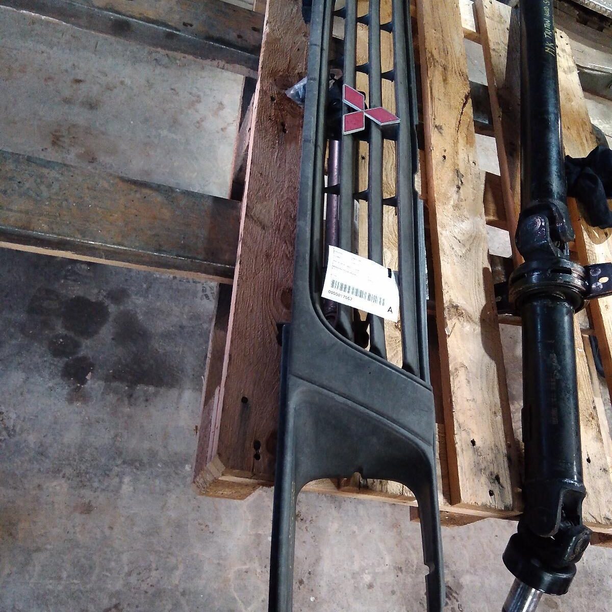 2002 MITSUBISHI TRITON Grille