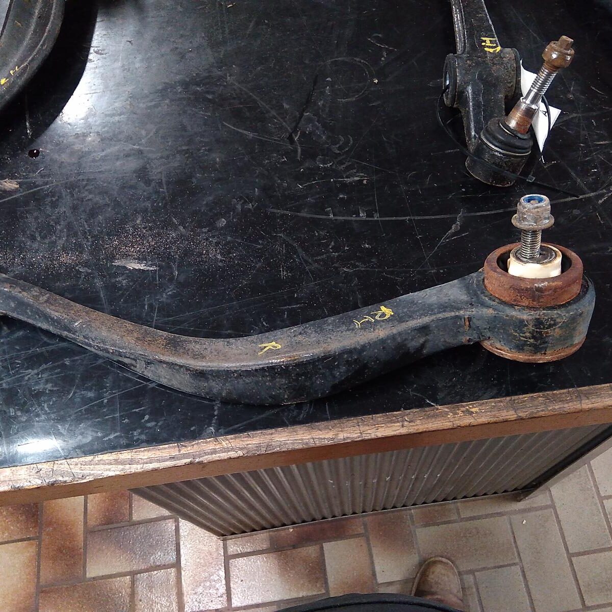 2005 FORD TERRITORY RIGHT FRONT LOWER CONTROL ARM