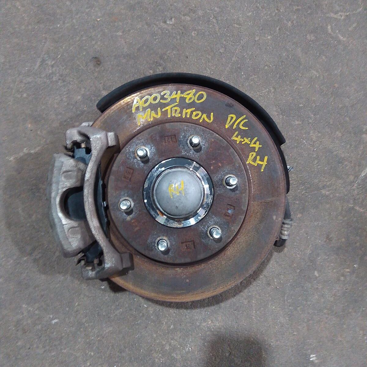 2014 MITSUBISHI TRITON Right Front Hub Assembly