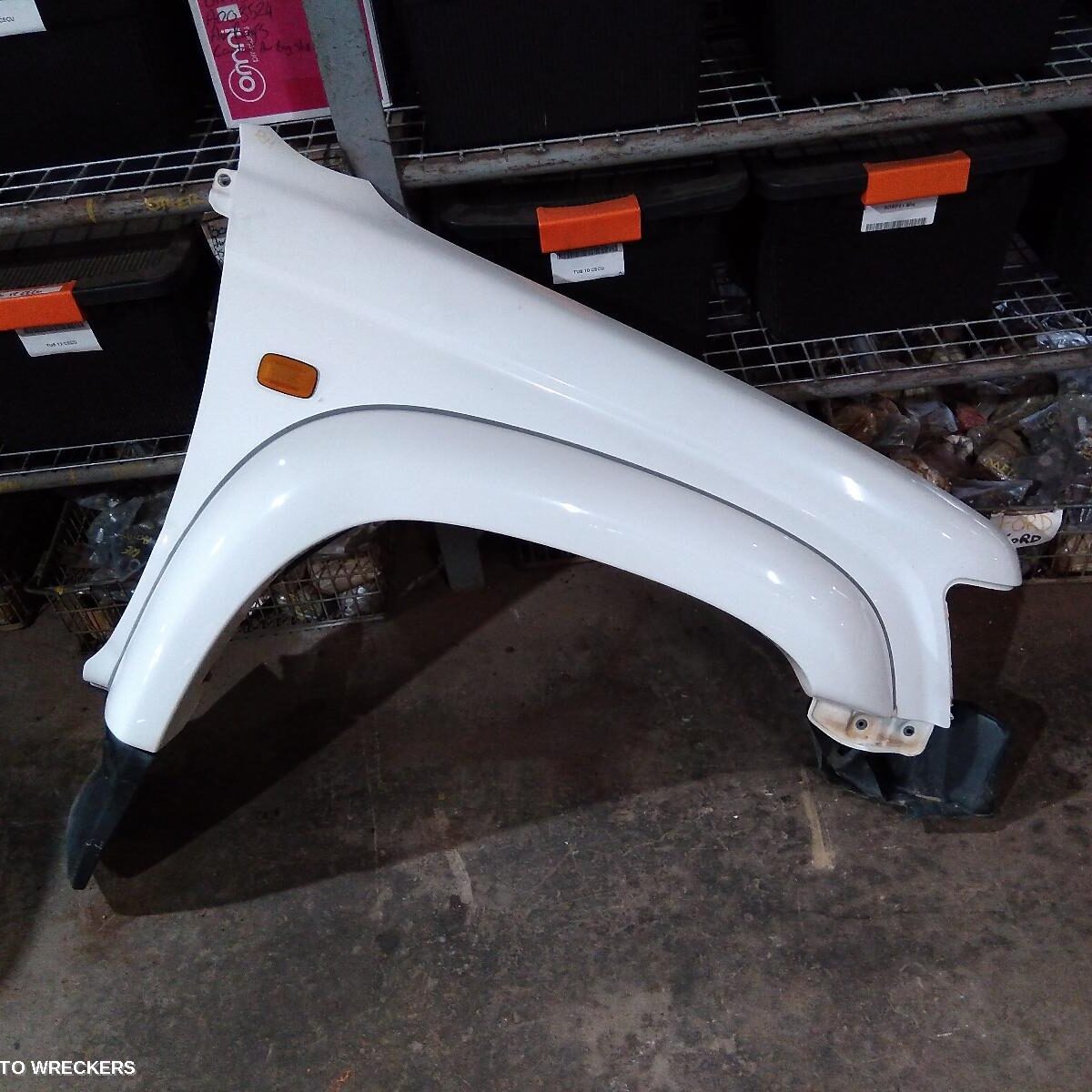 2004 TOYOTA HILUX Right Guard